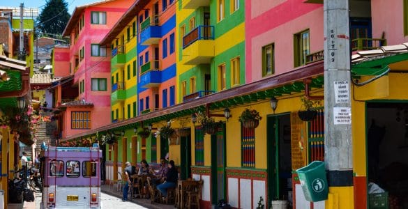 tour-colombia-colorful