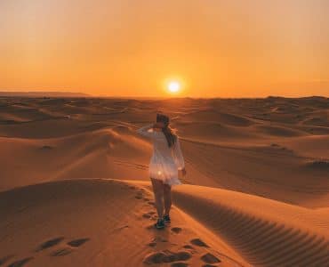 Die sonsondergang in die Sahara-woestyn - Marokko