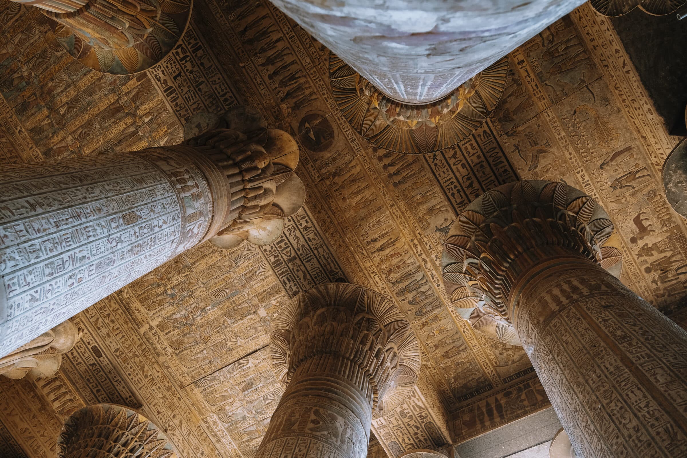 Het plafond met gedetailleerde en kleurrijke hiërogliefen | Nijlcruise Egypte