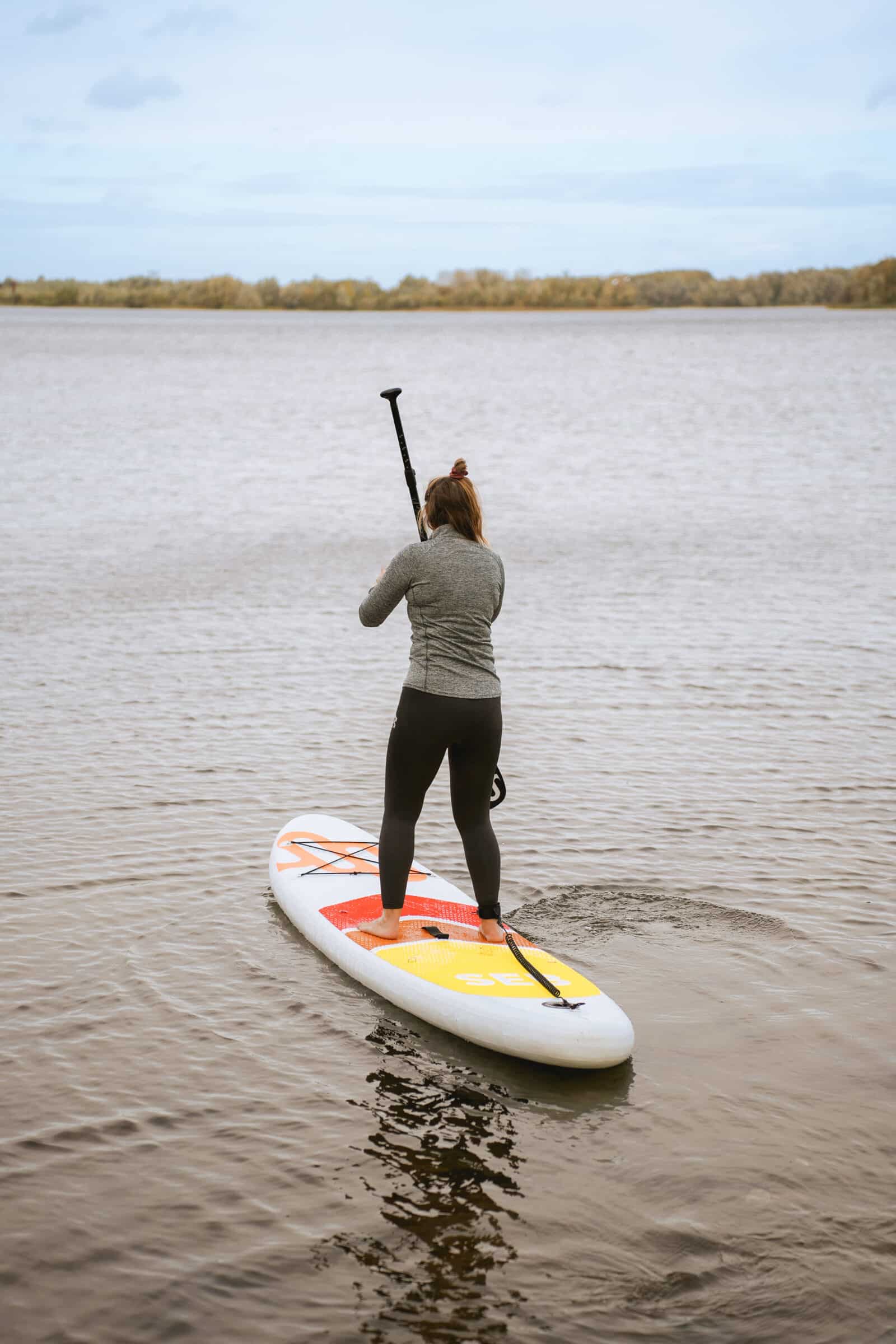 Rustig aan het peddelen op het meer | Review SUP board van SEB