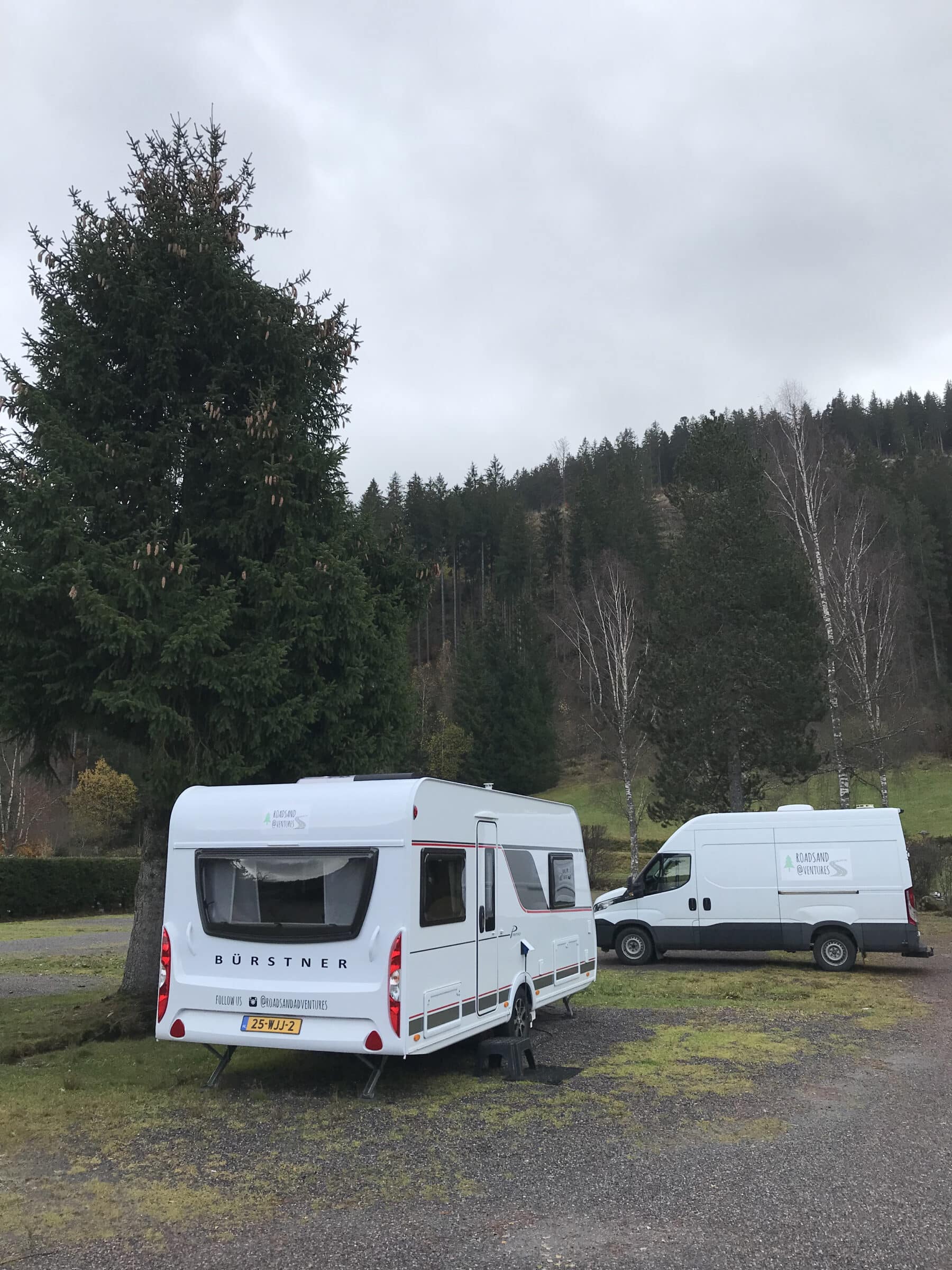 Ställplats vid "Camping Bankenhof" omgiven av Schwarzwald