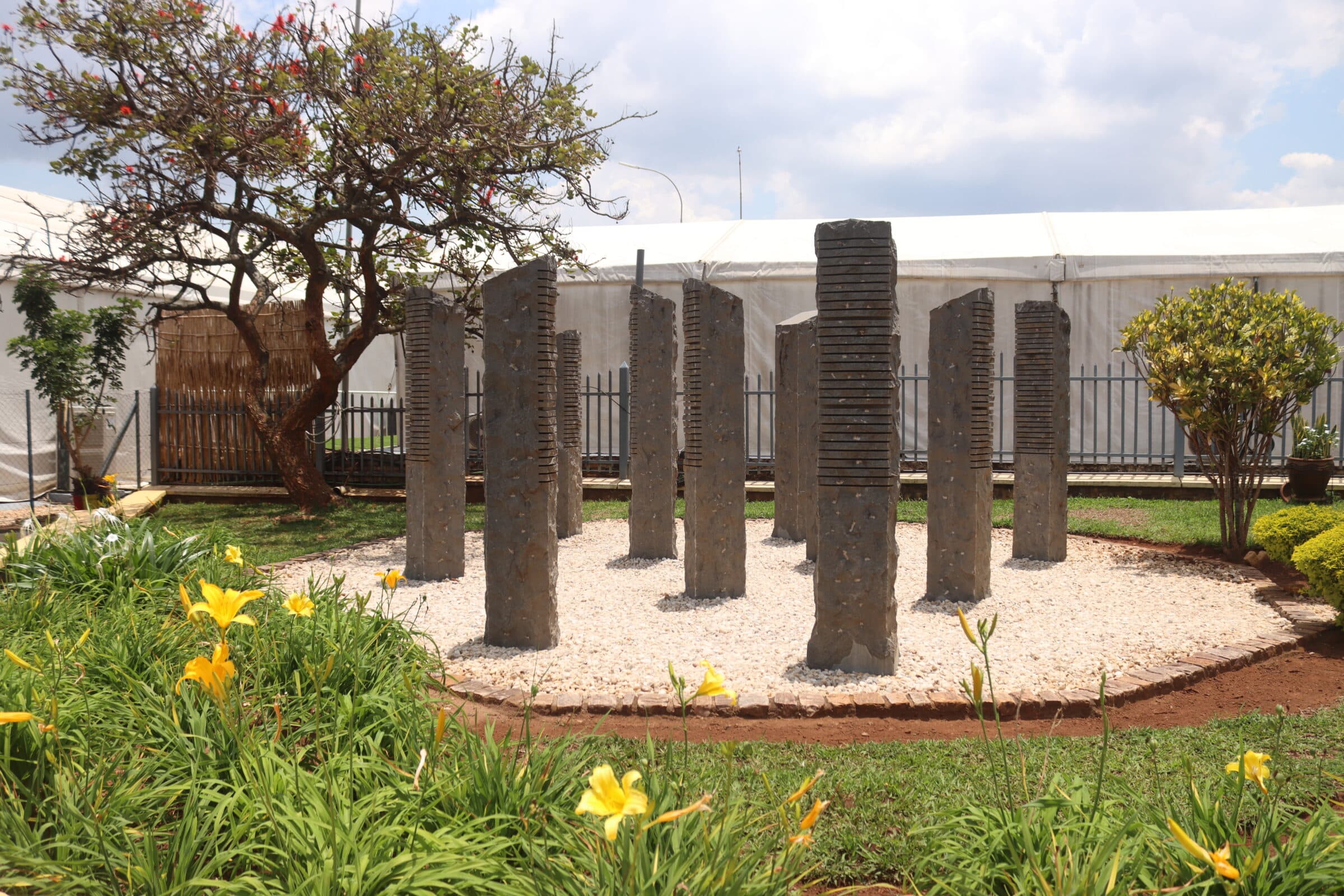 De betonnen kolommen ter nagedachtenis aan de belgische UN soldaten