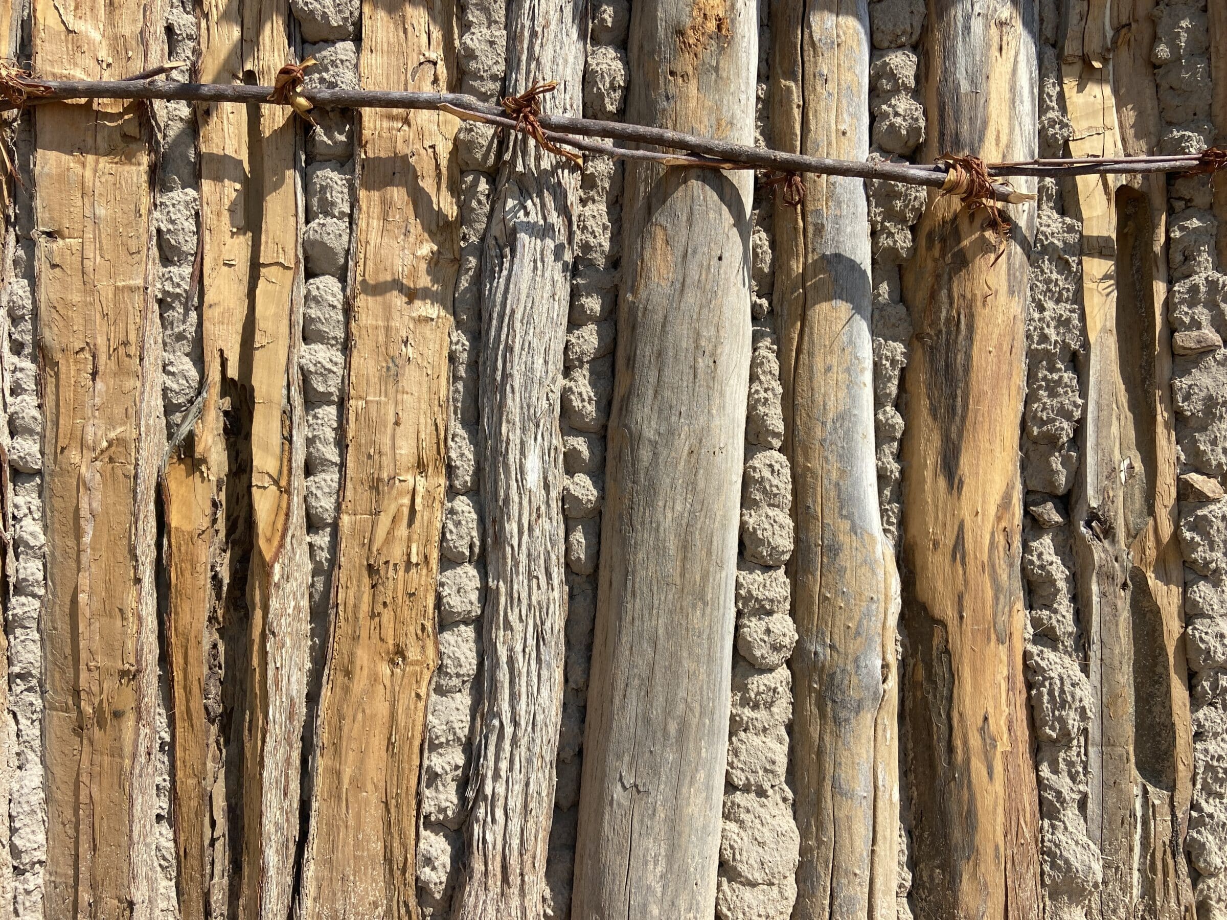 Postes verticais com argila | Passeio por Angola
