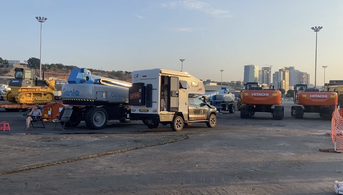 En attente au port de Luanda | Overlanding en Angola