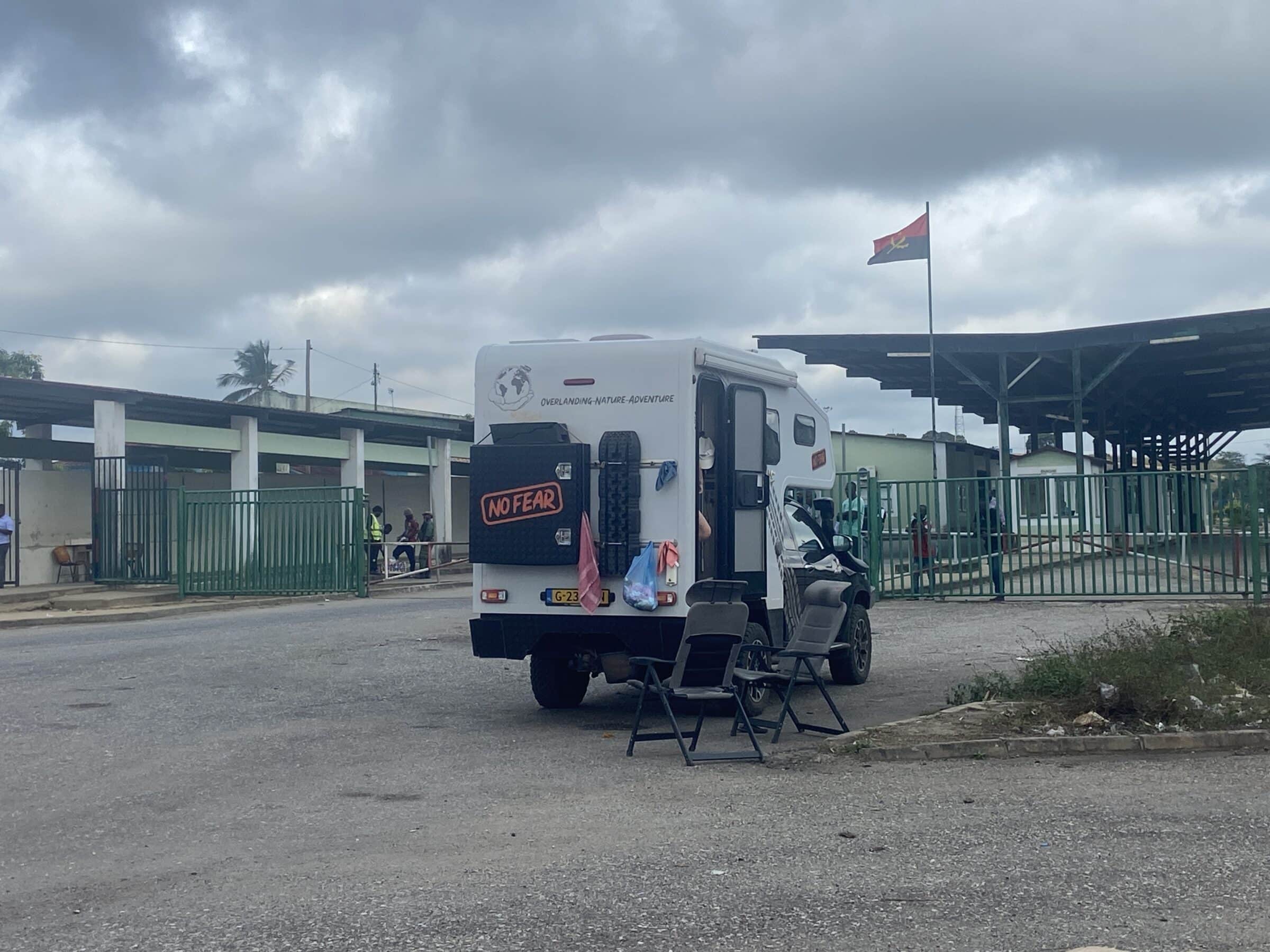 Väntar på Cabinda-gränsen | Överlandning i Angola