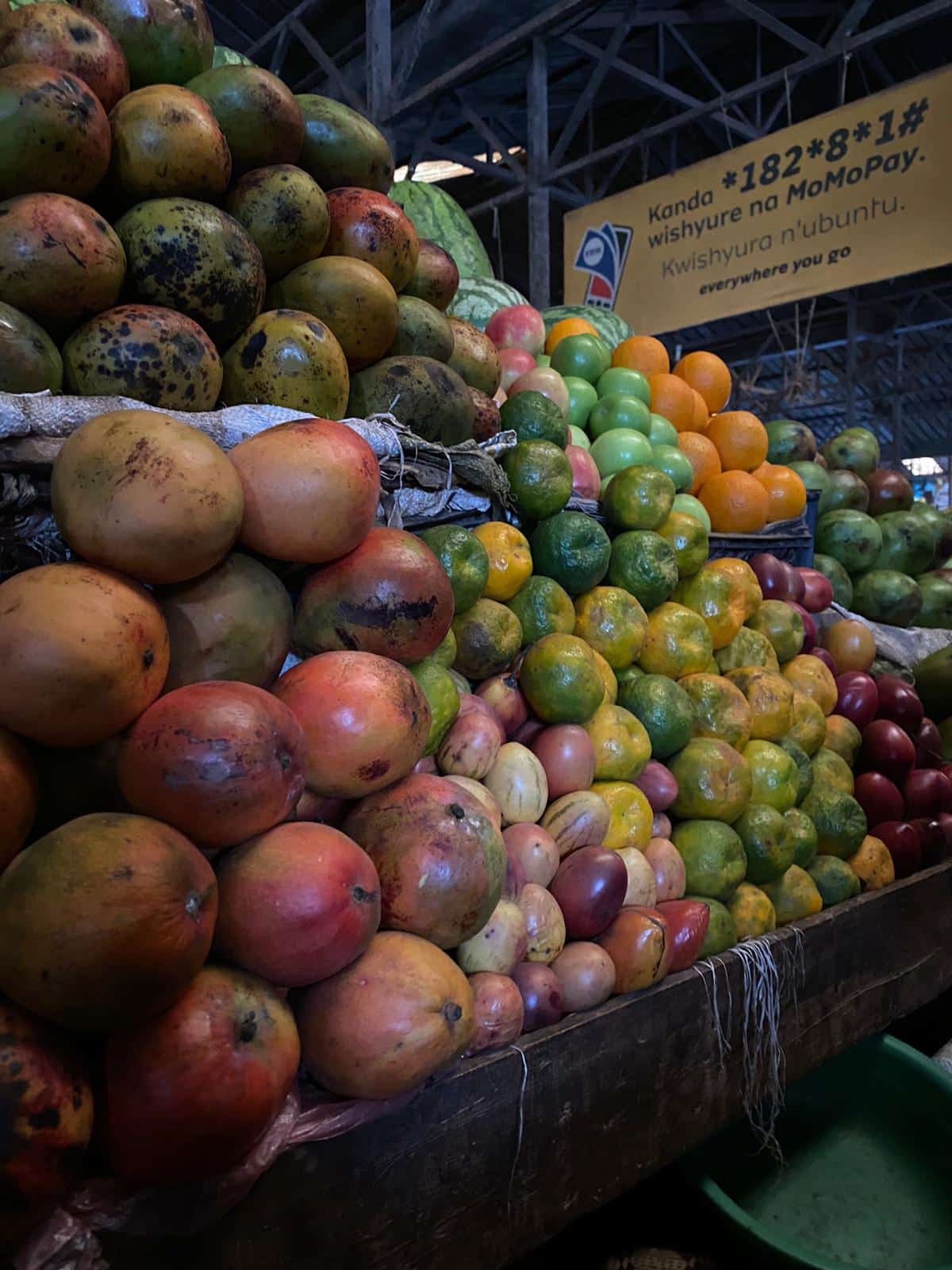 果物の近くのキミロンコ市場