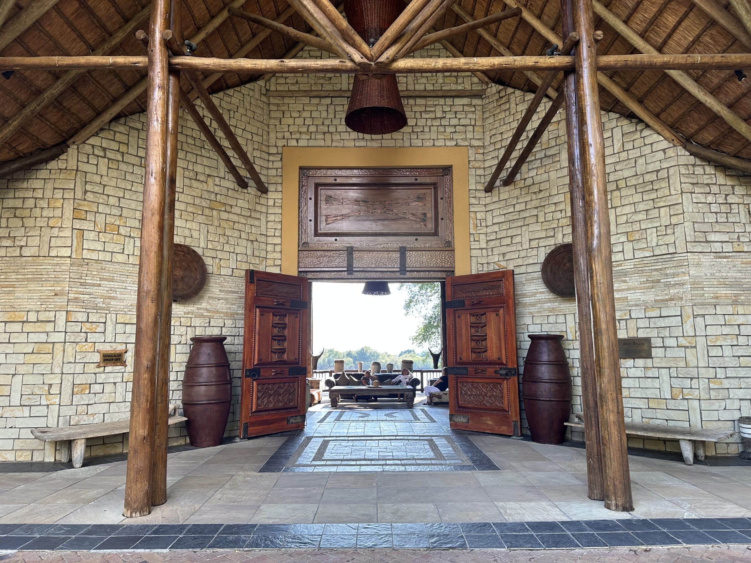 Binnenplein van een Lodge nabij Victoria Falls