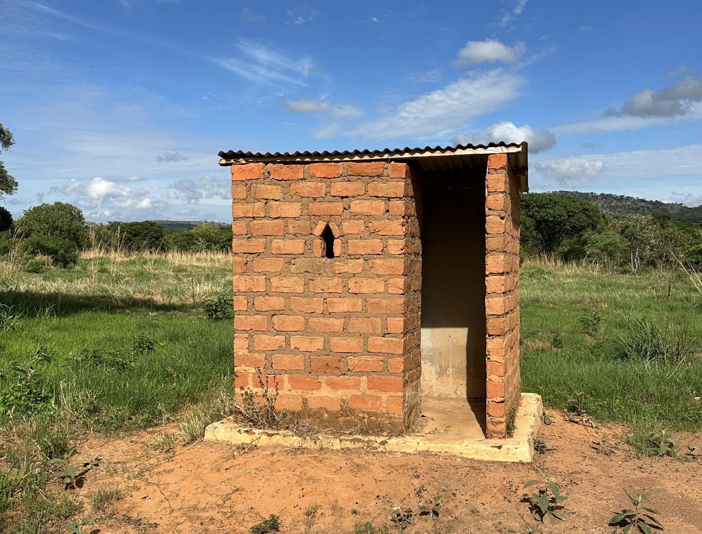 Buitentoilet voor leerlingen | Overlanden in Zambia
