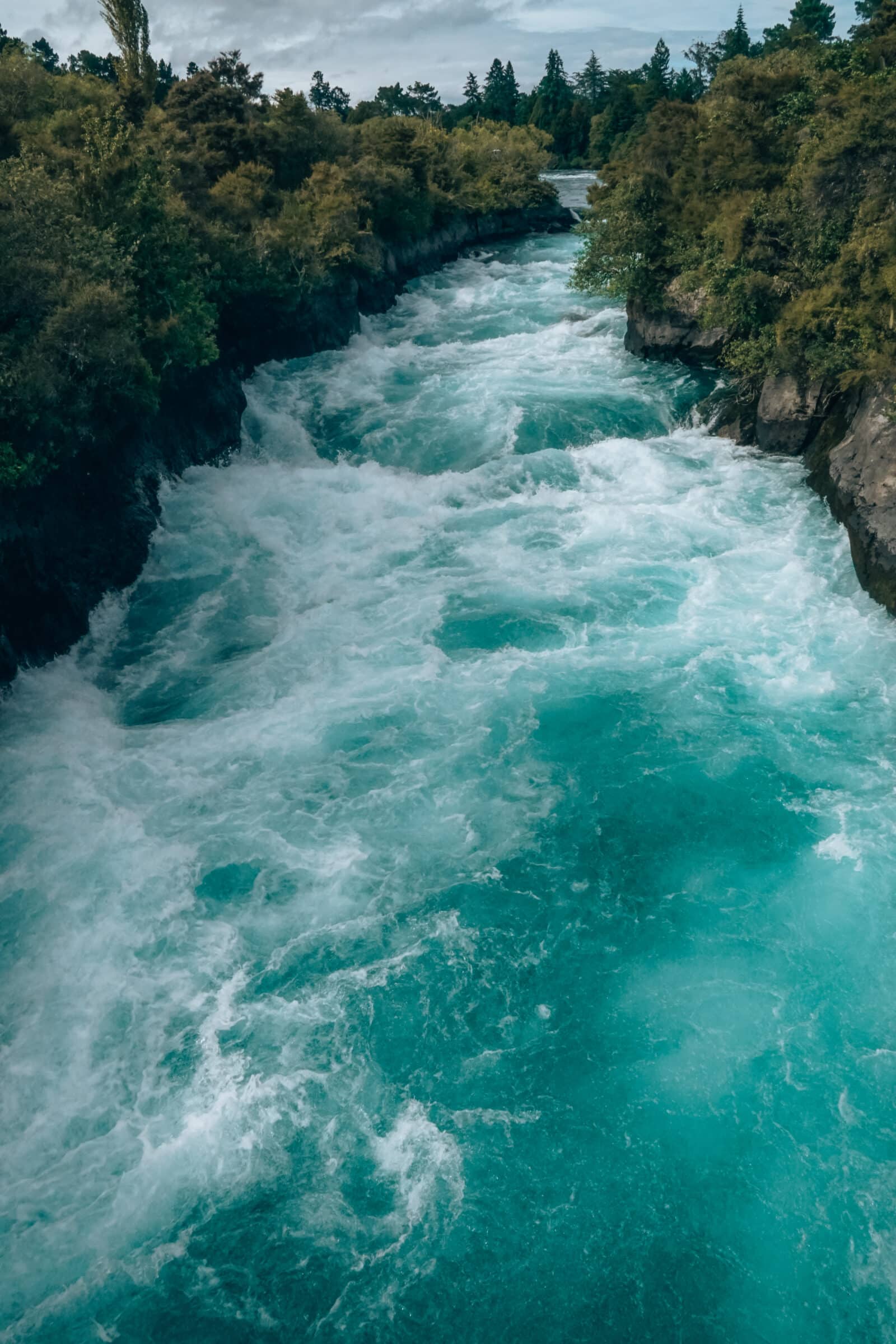 Wodospad Huka na słynnym punkcie widokowym na moście | Najważniejsze atrakcje Wyspy Północnej