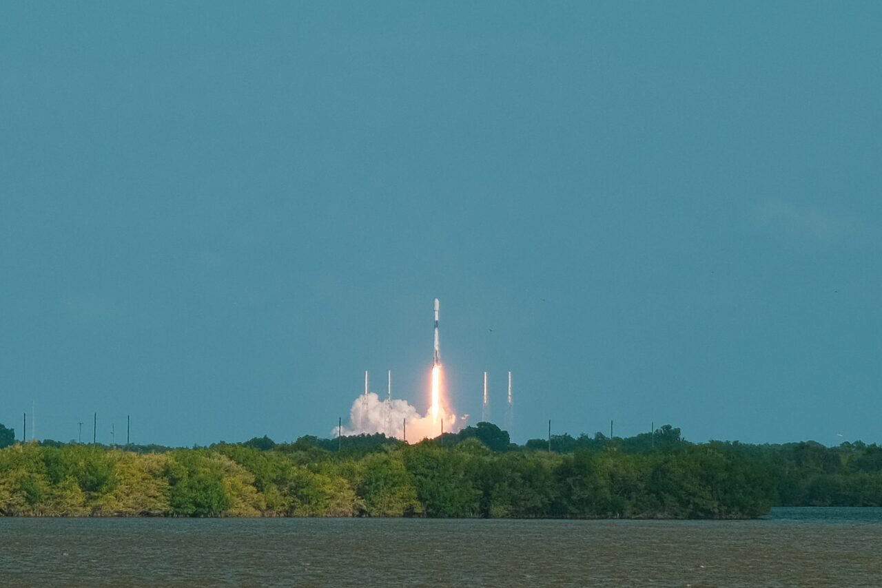De SpaceX met 53 StarLink Satellieten komt los van het lanceerplatform