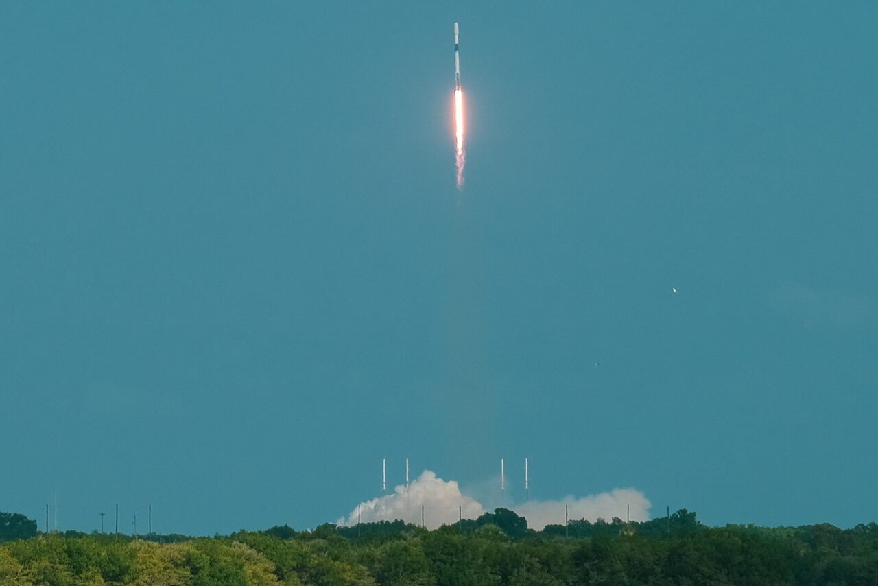 Først efter 20 sekunder hører vi den brølende lyd fra den opsendte SpaceX-raket