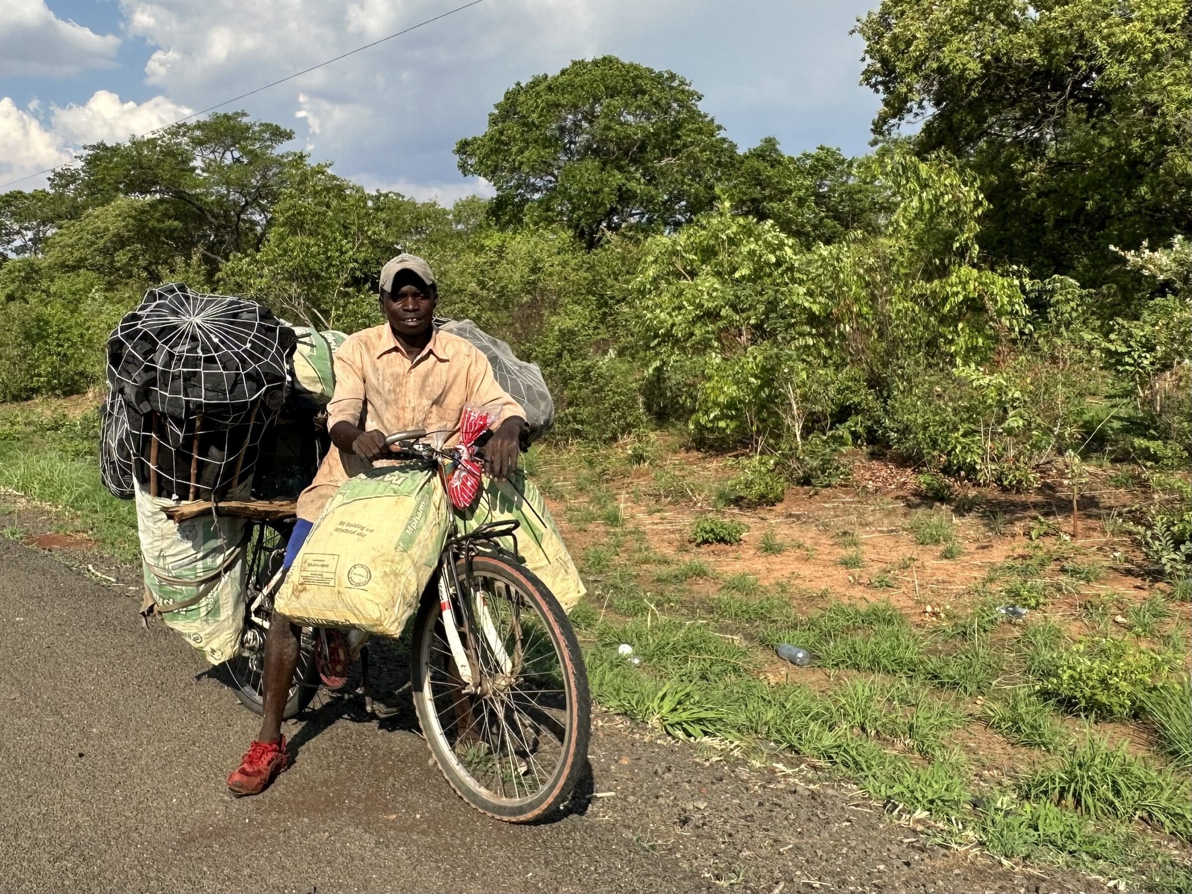 Cyklisten behöver vila | Överlandning i Zambia