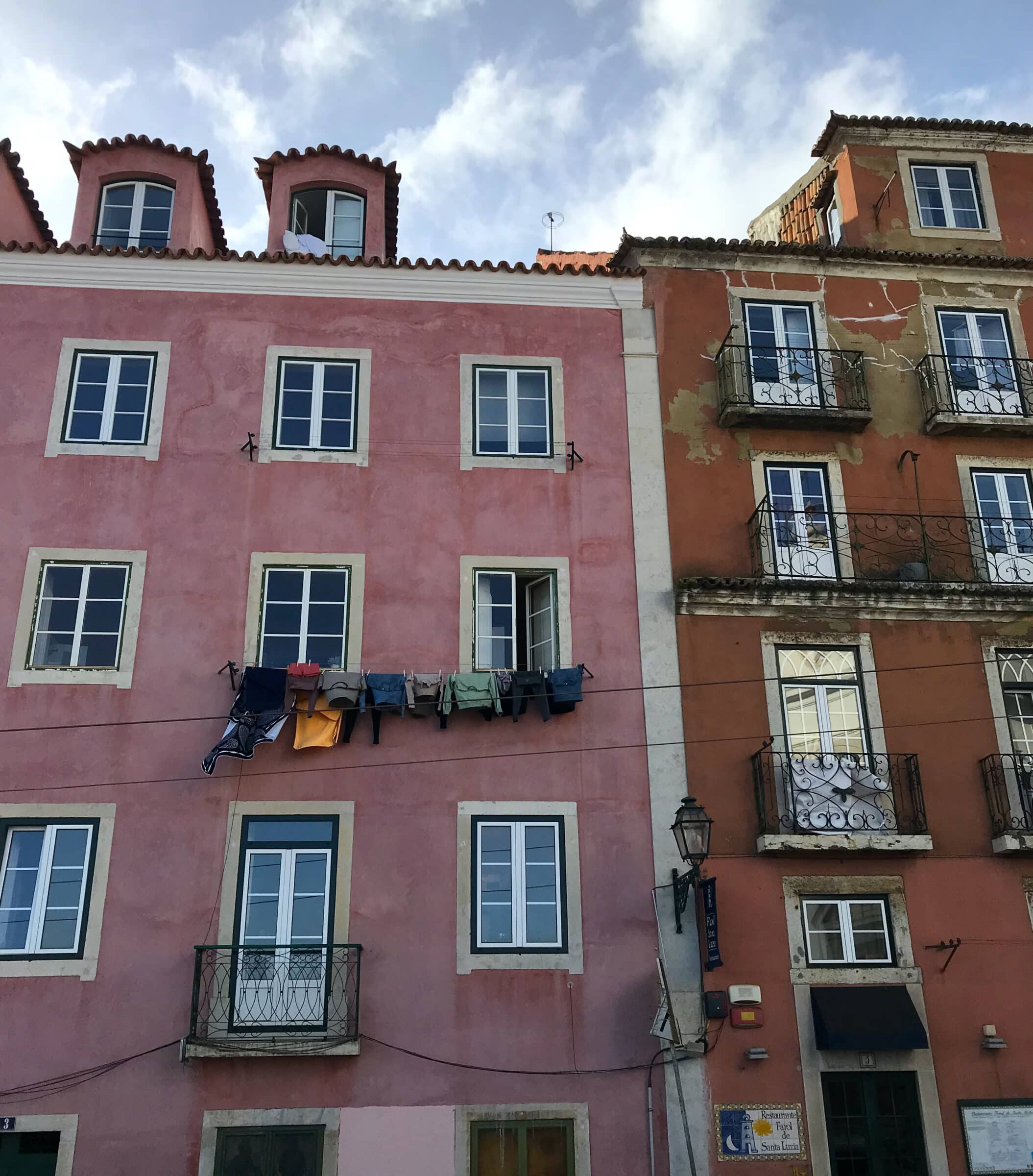 Kleurvolle huise in die bedrywige stad Lissabon