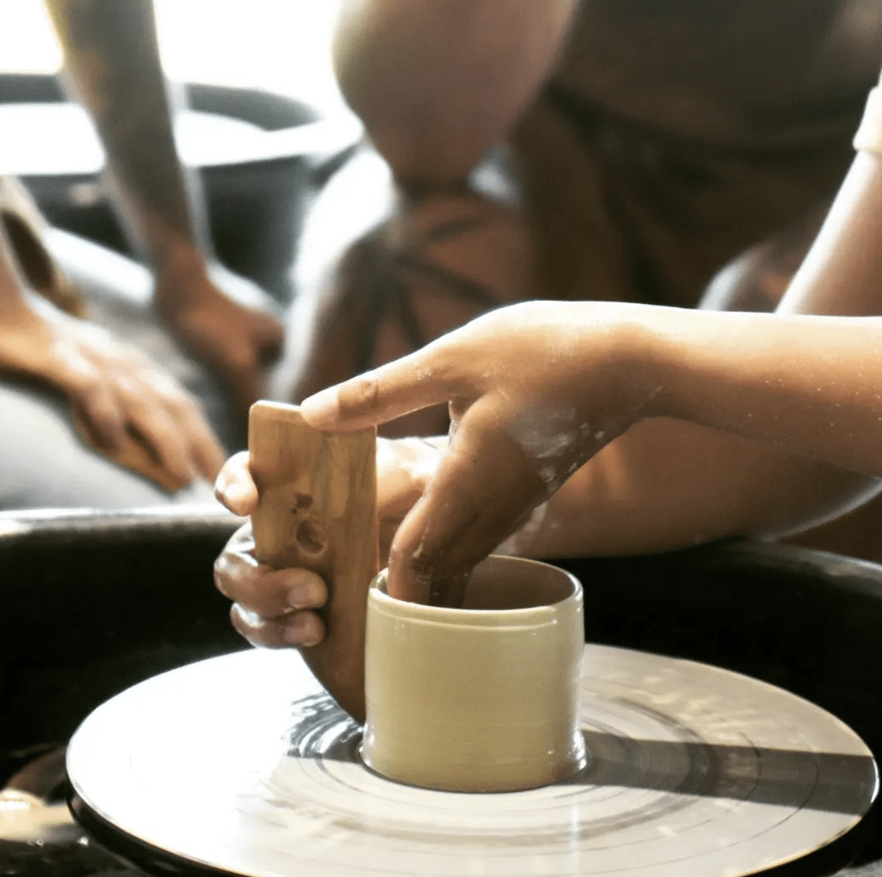 Fabricação de cerâmica no Nusa Clay Club