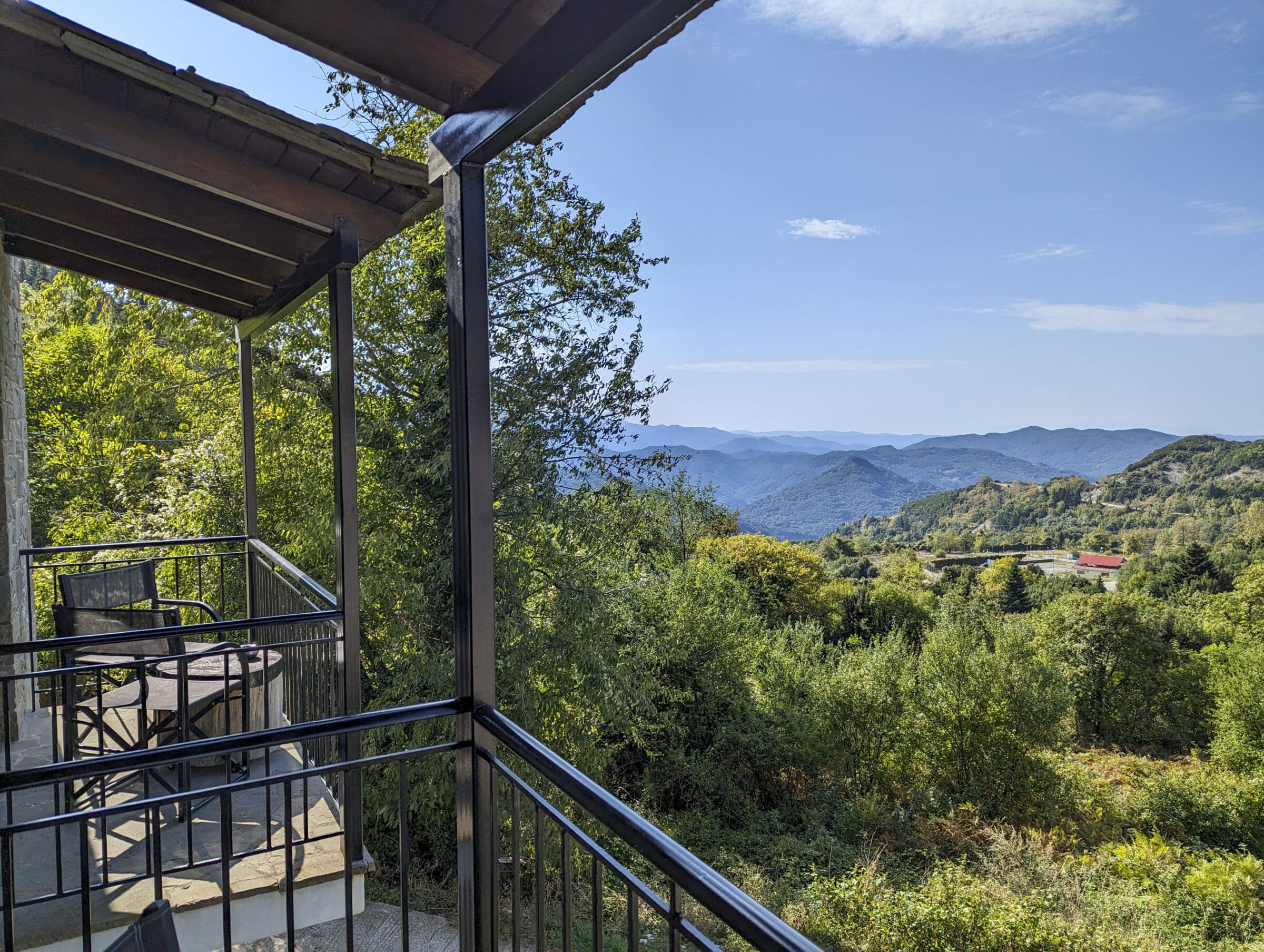 Uitzicht vanaf het balkon | Rouista Tzoumerka Resort | Vakantie Griekenland 2024
