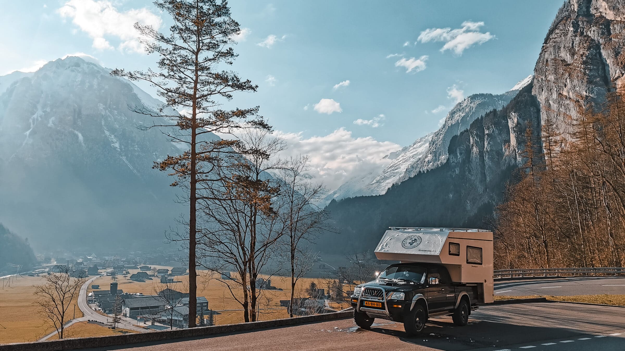 Die wêreld reisigers 4x4 kampeerder tydens die roadtrip deur Switserland
