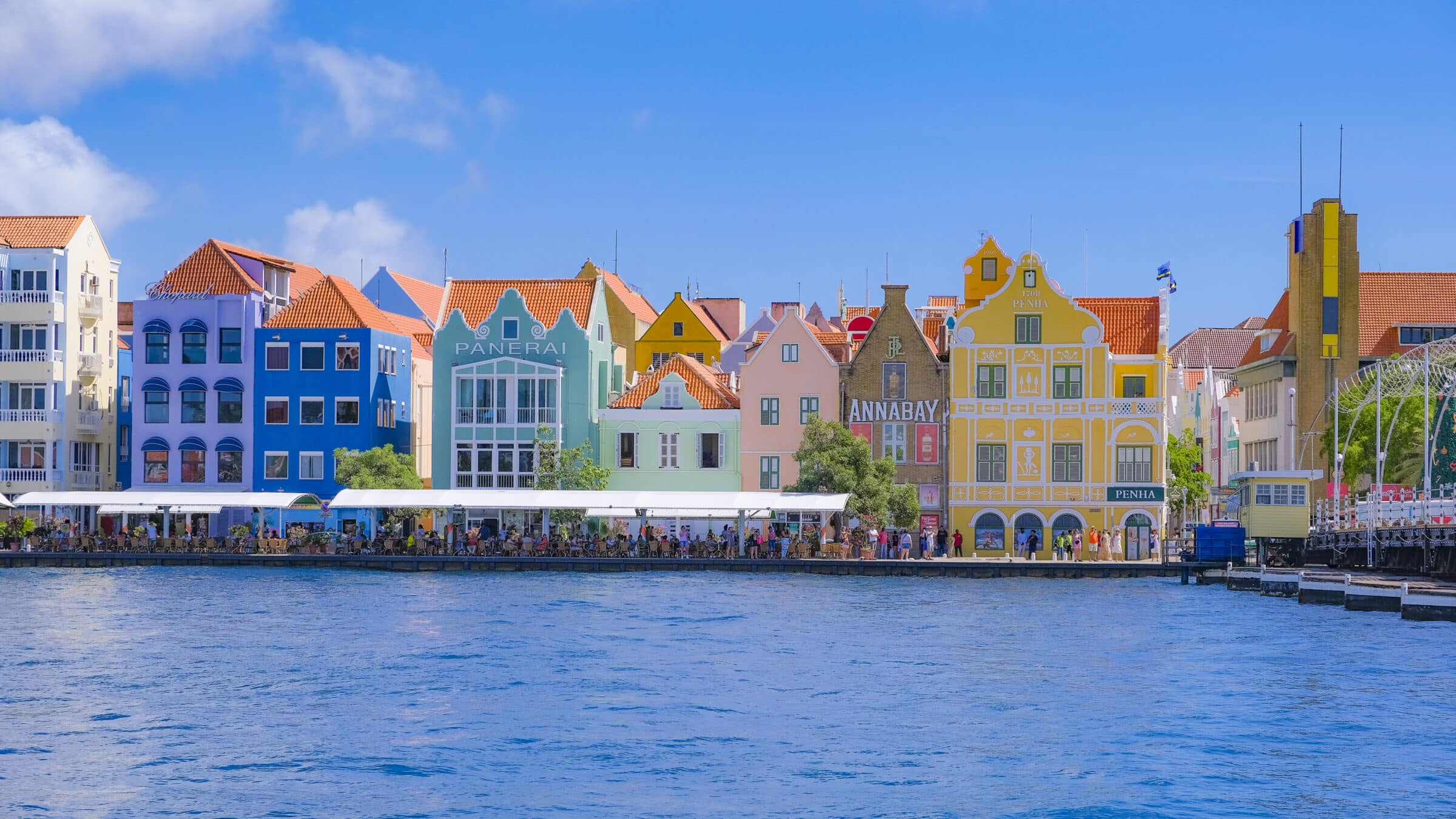 Gekleurde huisjes in Willemstad, Curaçao