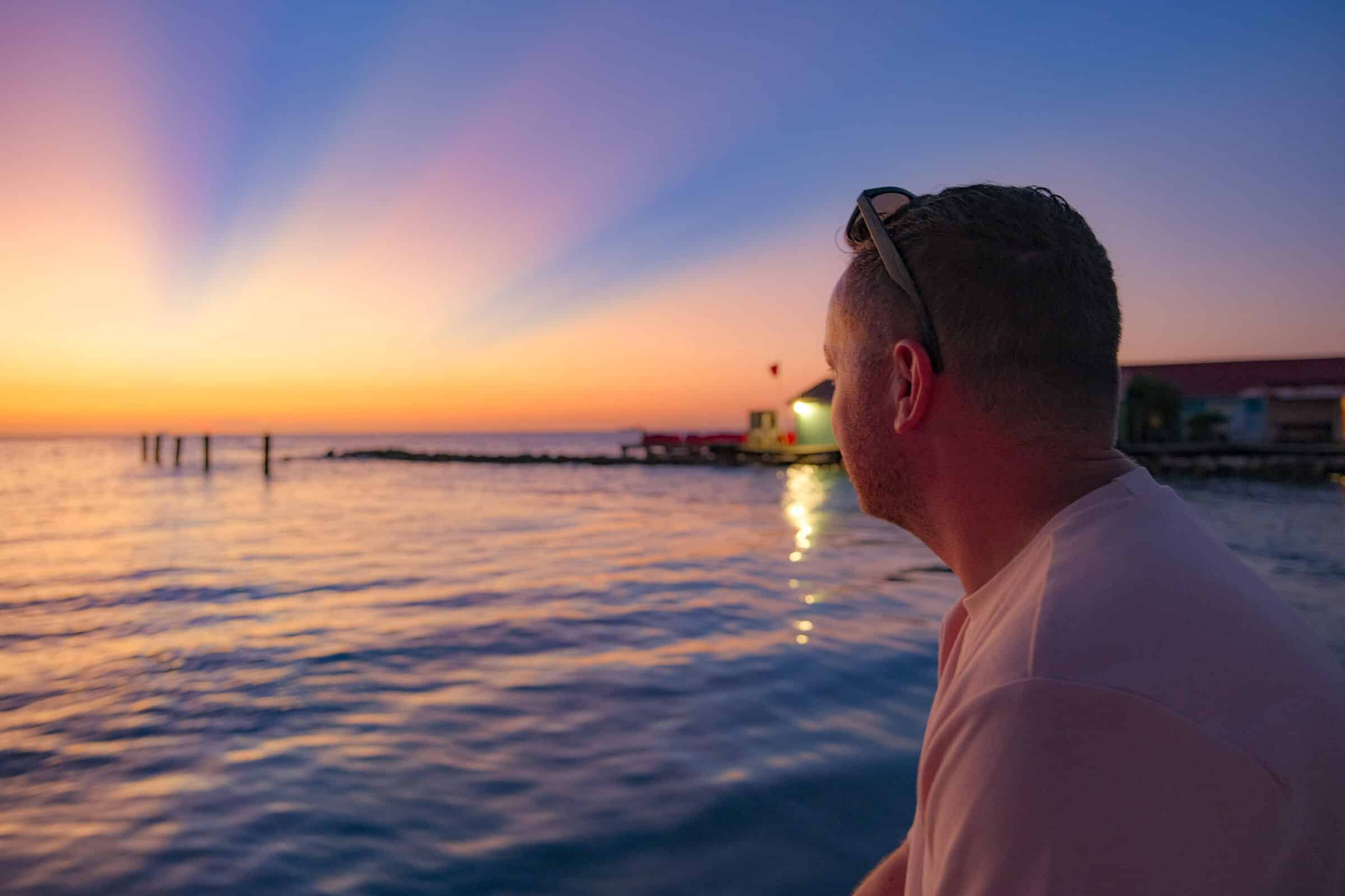 Chris geniet van een kleurrijke zonsondergang | The Rif at Mangrove Beach Curaçao