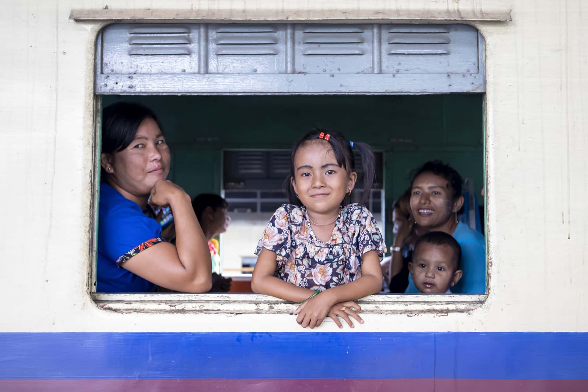 Birmanês em um trem