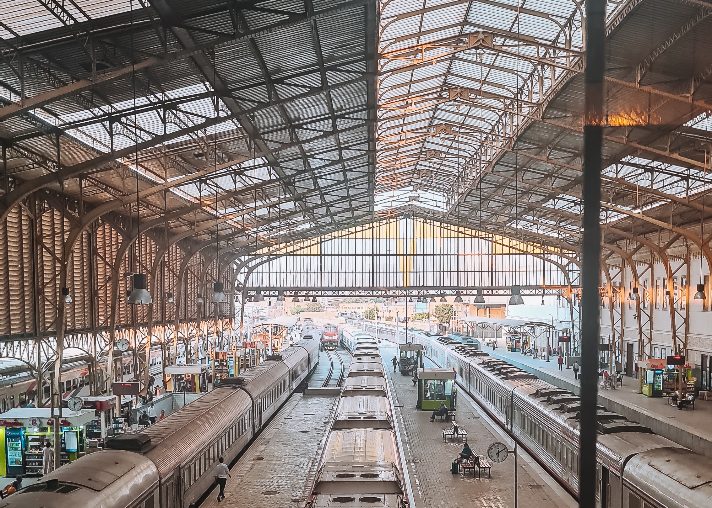 Plataformas do Egito da estação ferroviária de Ramsés