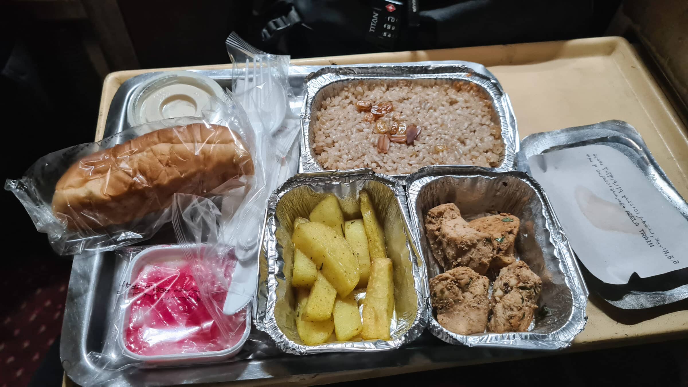 Äter under nattåget från Kairo till Luxor och Aswan