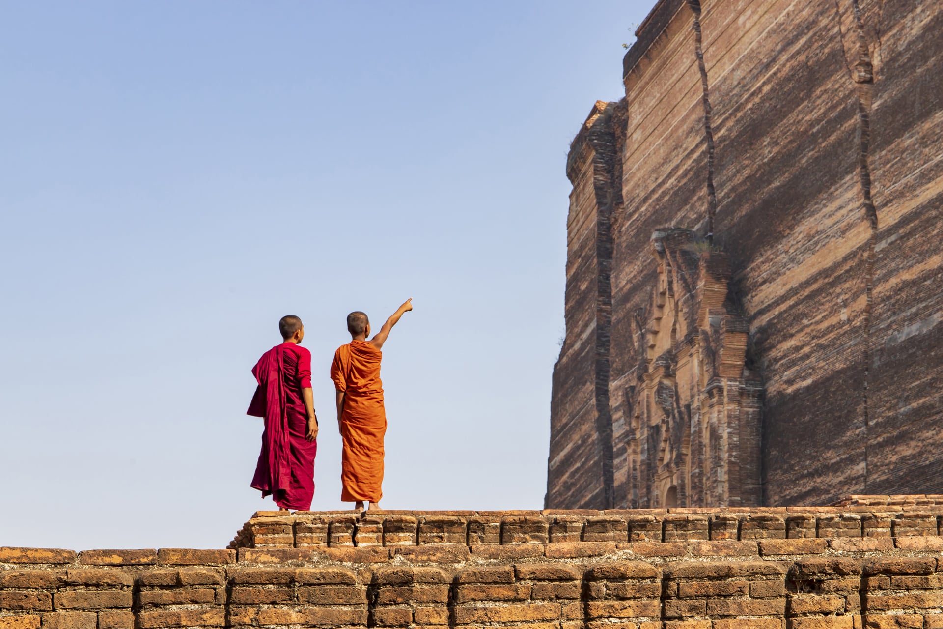 Monniken bij de stupa van Mingun