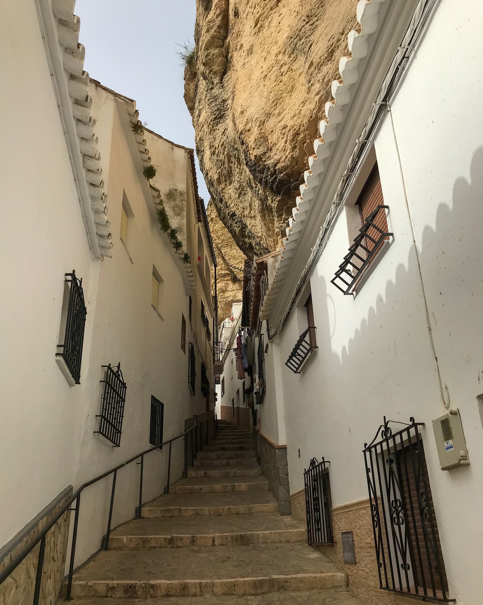 Ena od ozkih ulic v Setenil de Las Bodegas