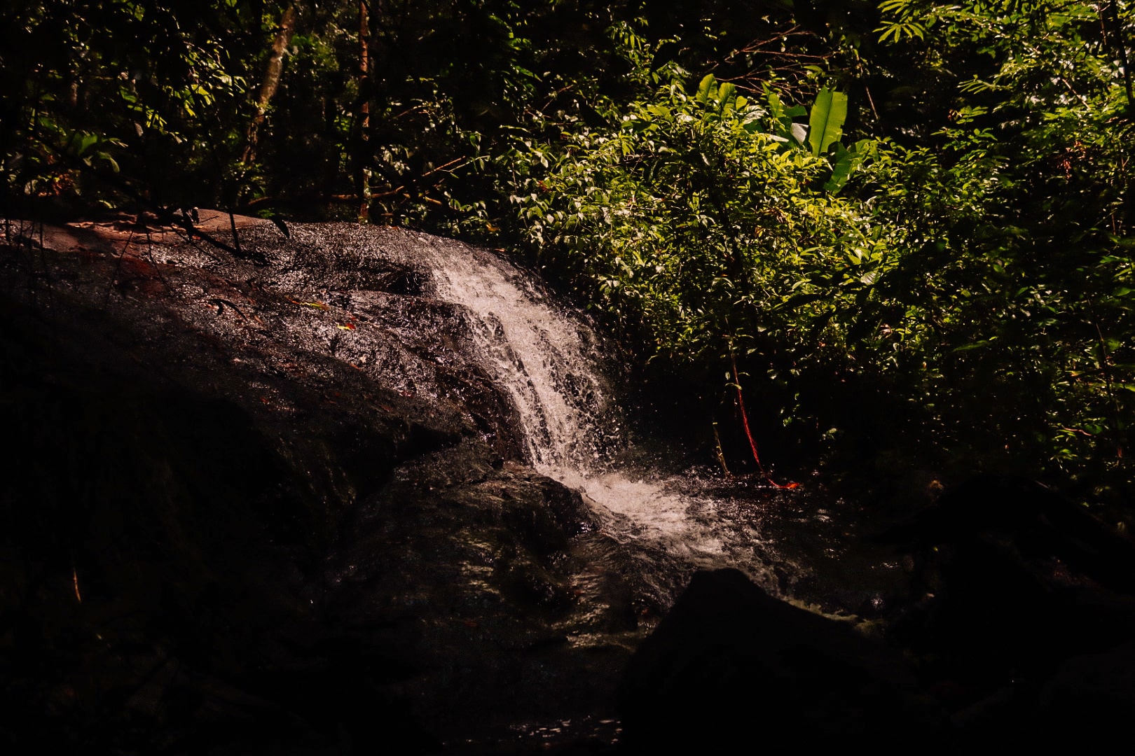 Waterval gelegen in het tropische regenwoud in Frans-Guyana