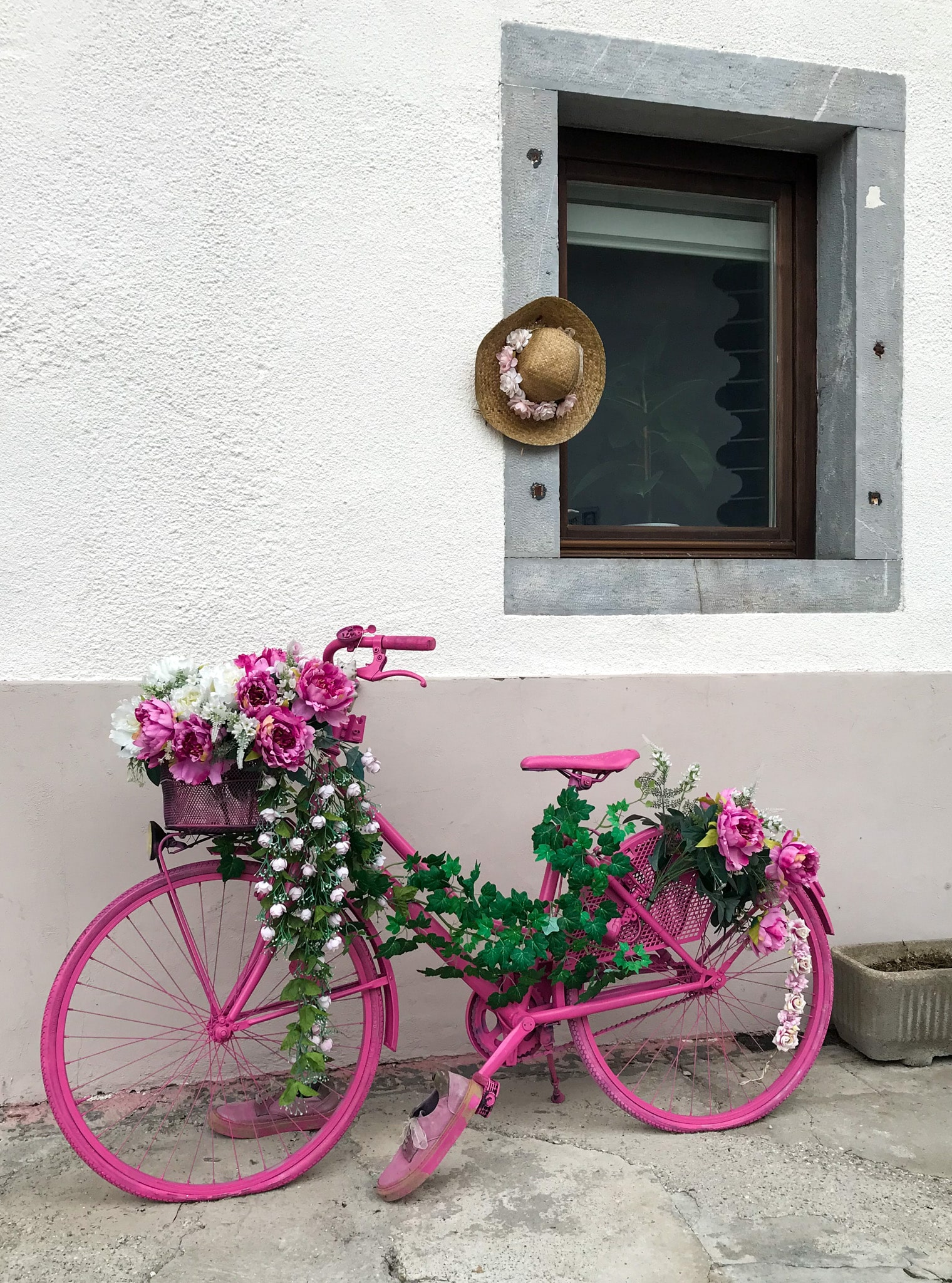 Een knalroze fiets in het centrum van Kobarid