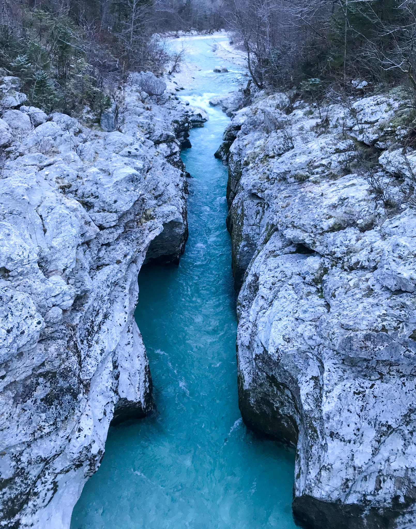 Helderblauw water in combinatie met witte kalkstenen rotsen