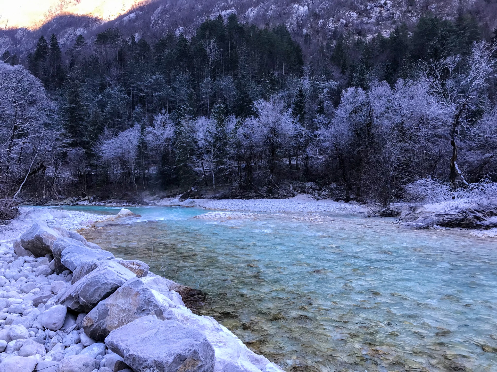 De rivier in de winter