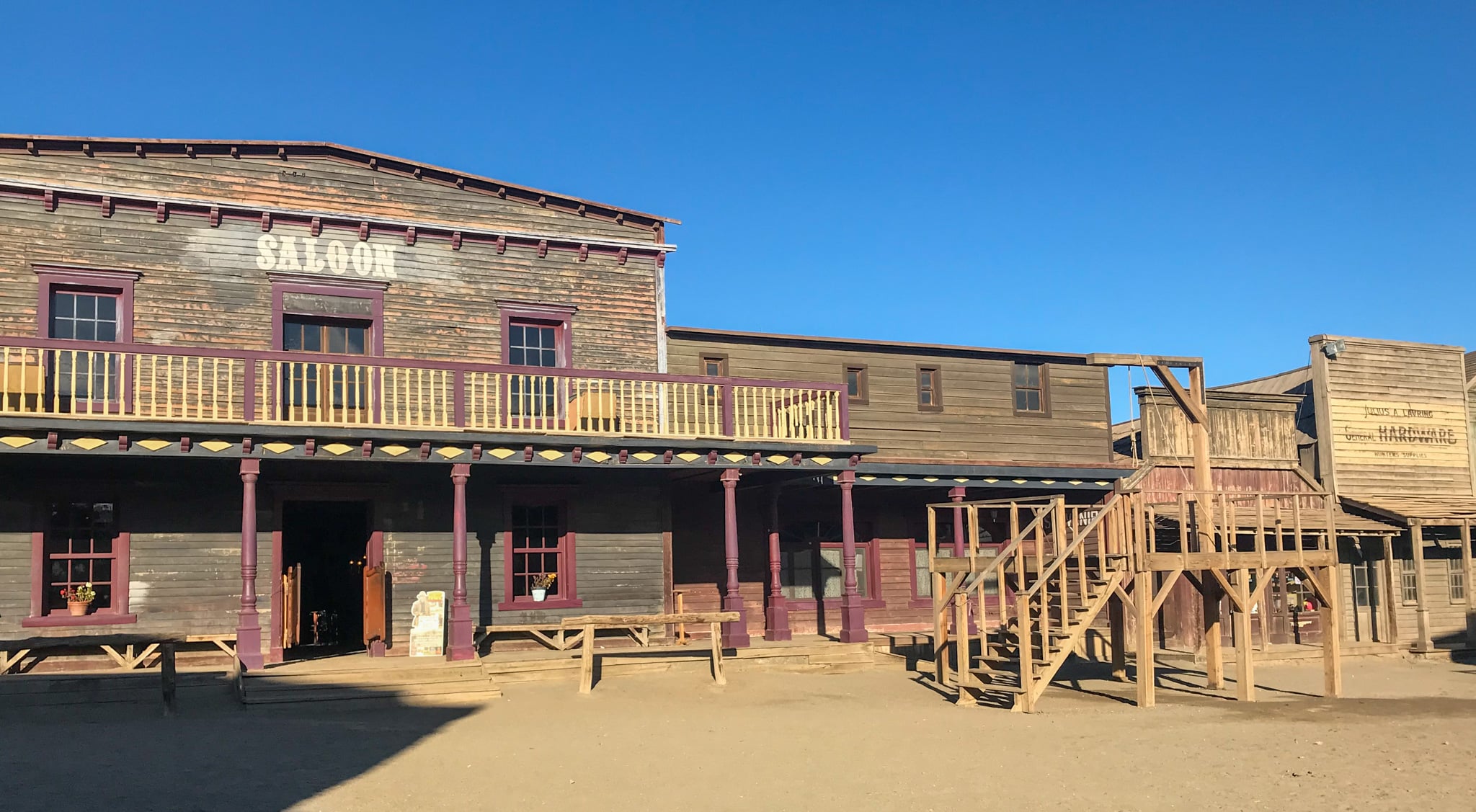 De Saloon en het executie plein van Fort Bravo