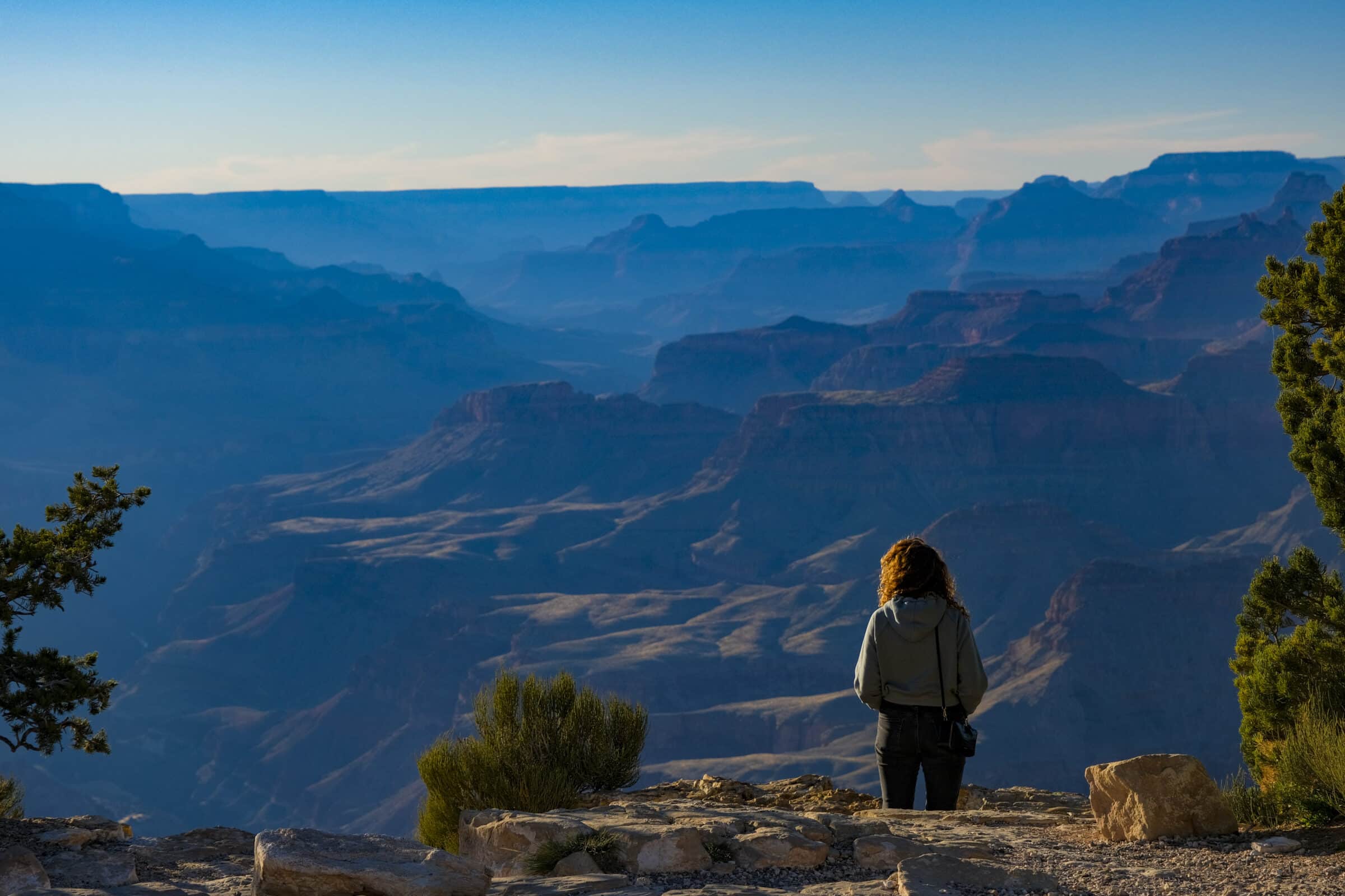 Malou uitkijkend over de Grand Canyon