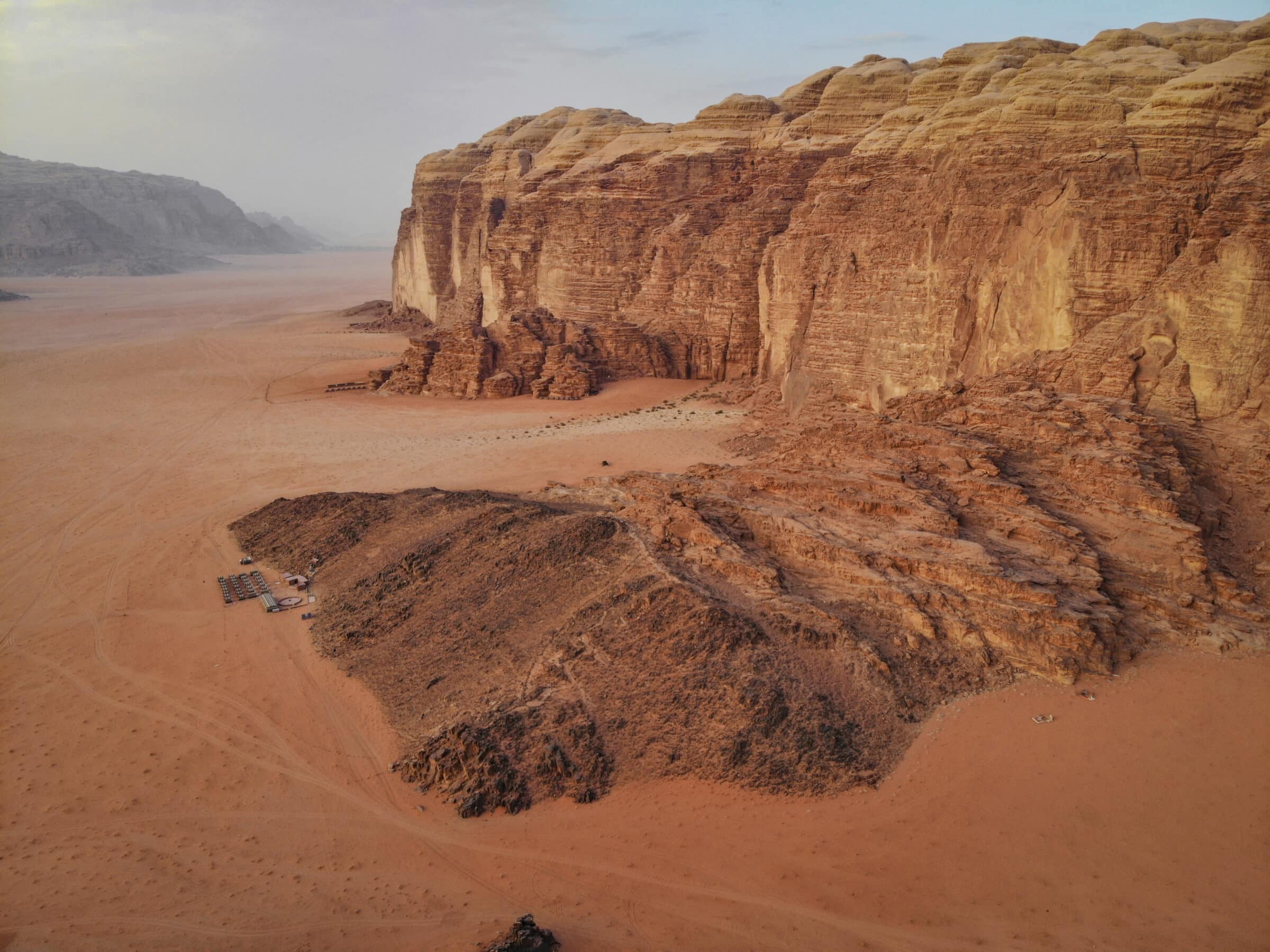 Hommeltuigfoto van die Wadi Rum-woestyn in Jordanië