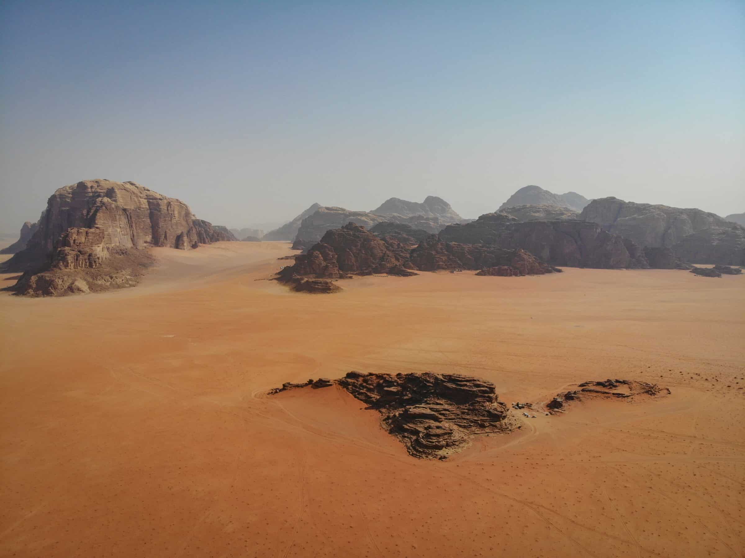 Drohnenfoto der Wüste Wadi Rum in Jordanien