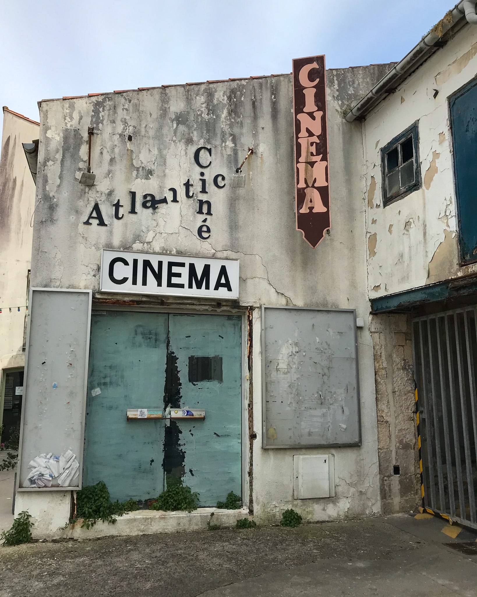 Een oude cinema op het eiland
