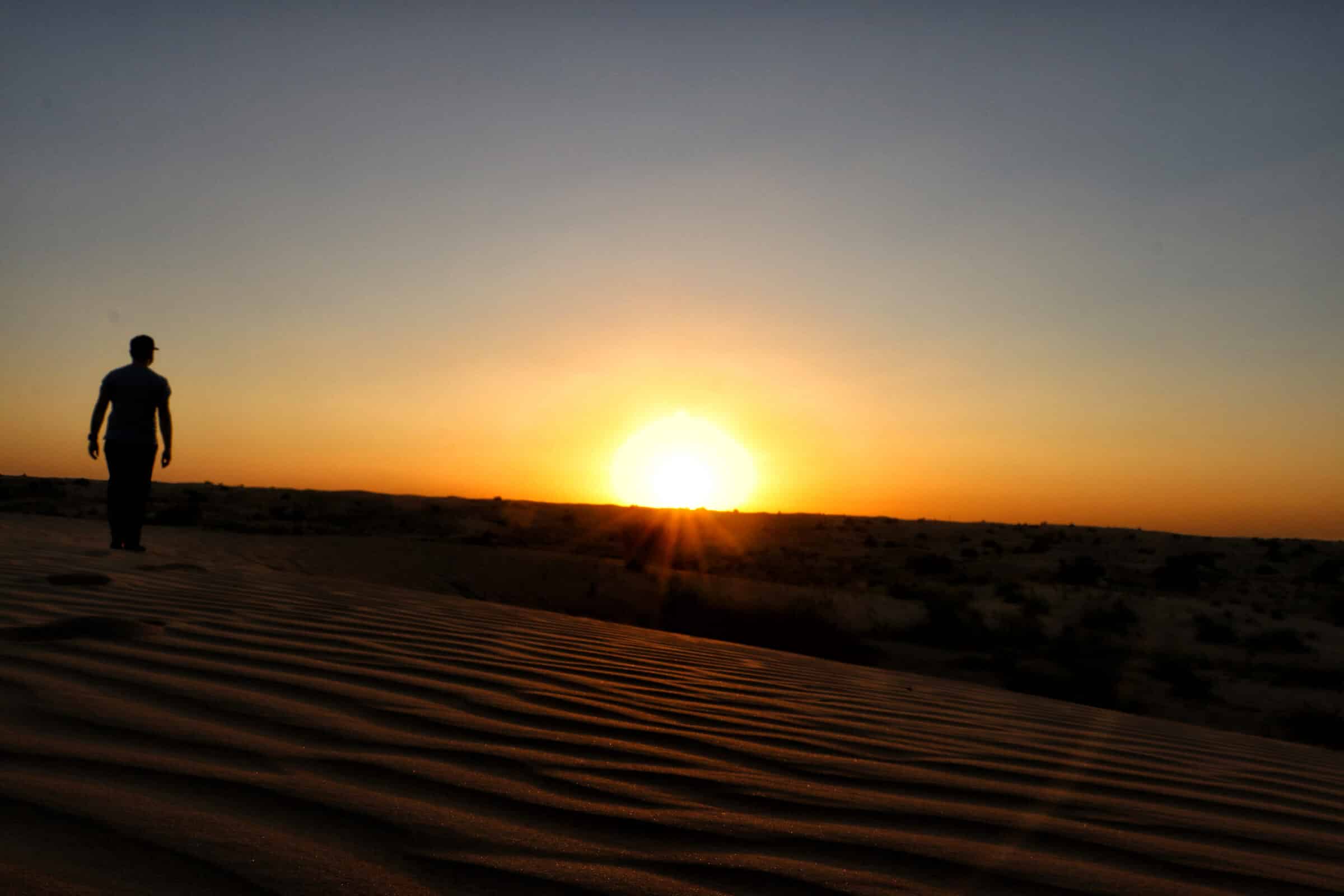Op slechts een uur rijden van de stad ben je al midden in de woestijn | Bijzondere activiteiten Dubai