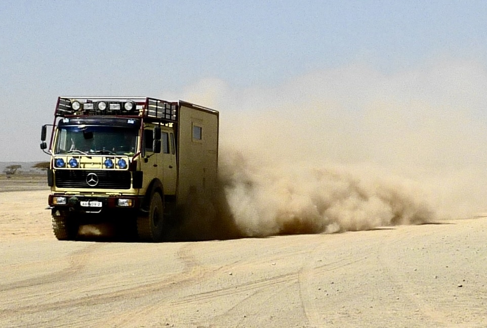 Mercedes 1017 4x4 expeditie truck camper in de woestijn
