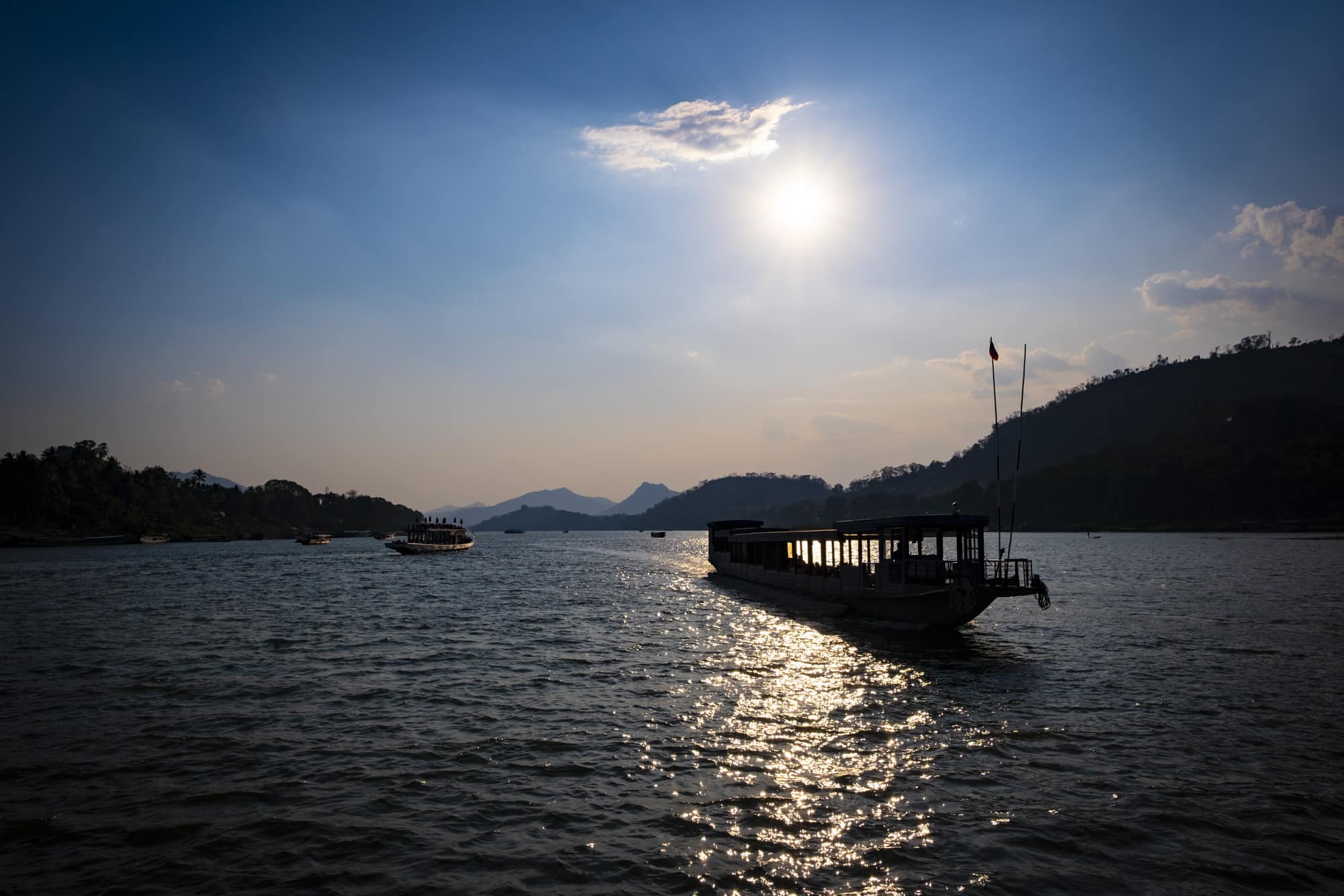 De zon staat laag bij Luang Prabang | The Mekong River Cruise