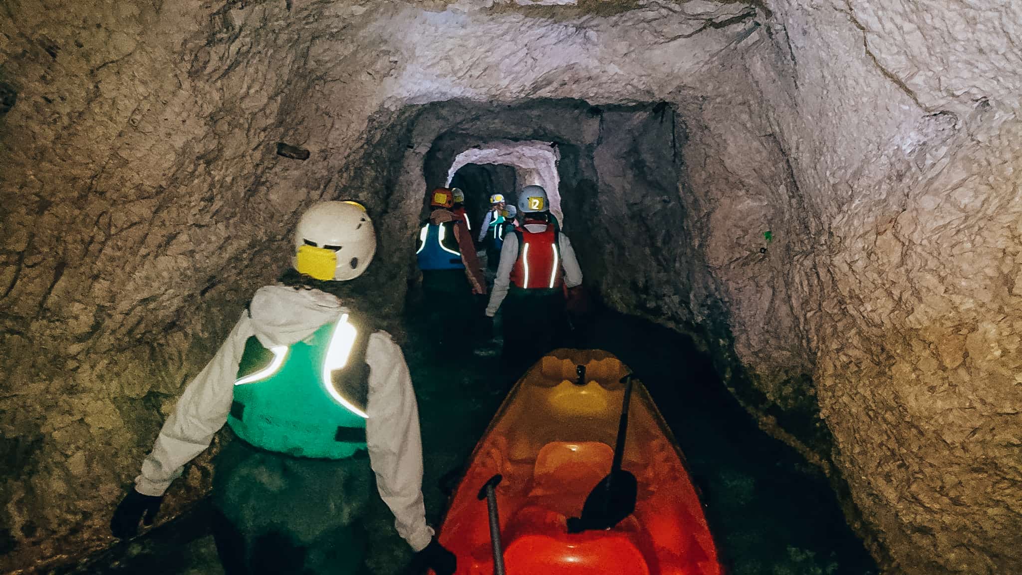 Met de kajak boten wandelen door het water en de mijnen