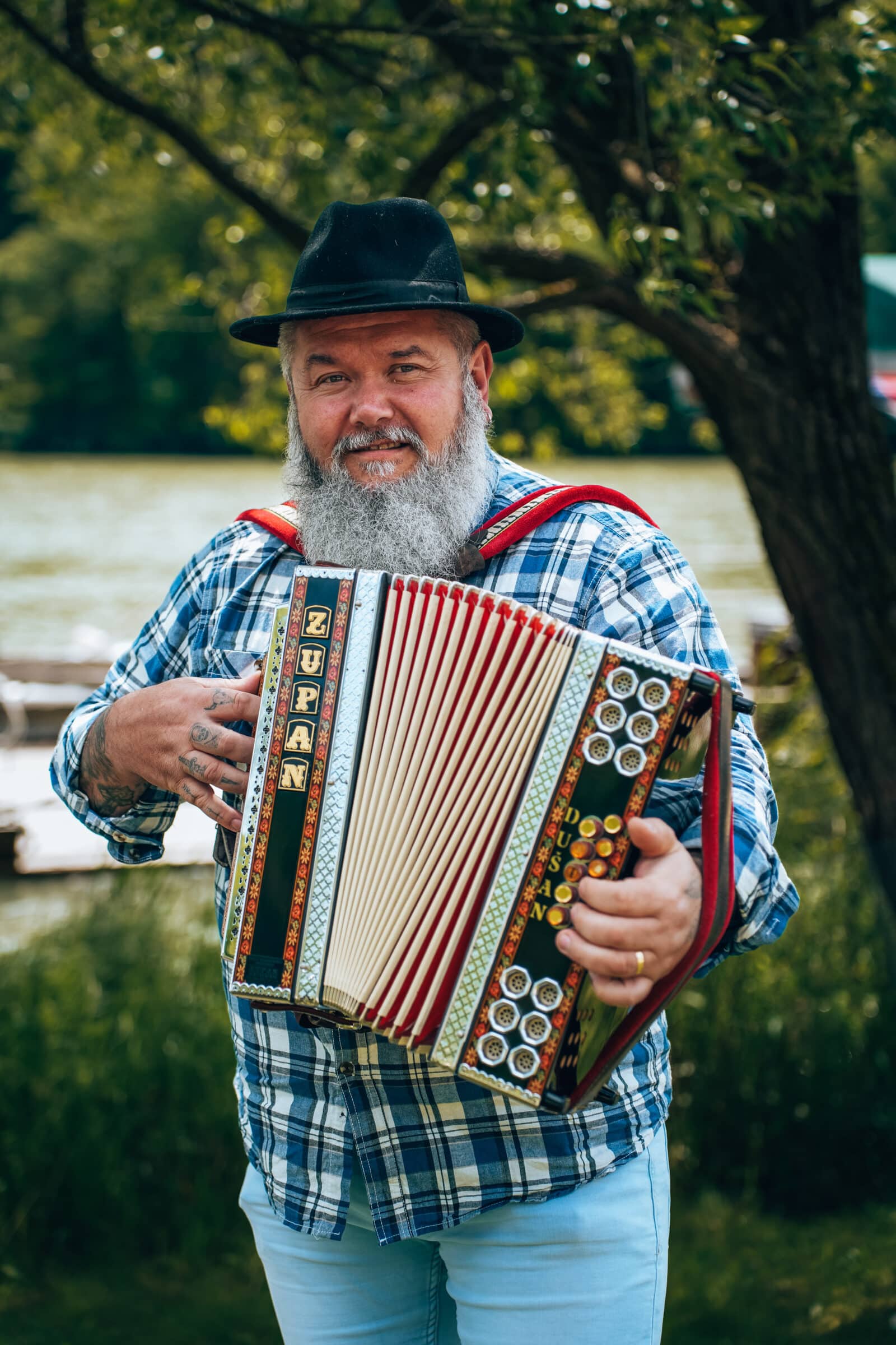 Muzikaal vermaak tijdens timber rafting