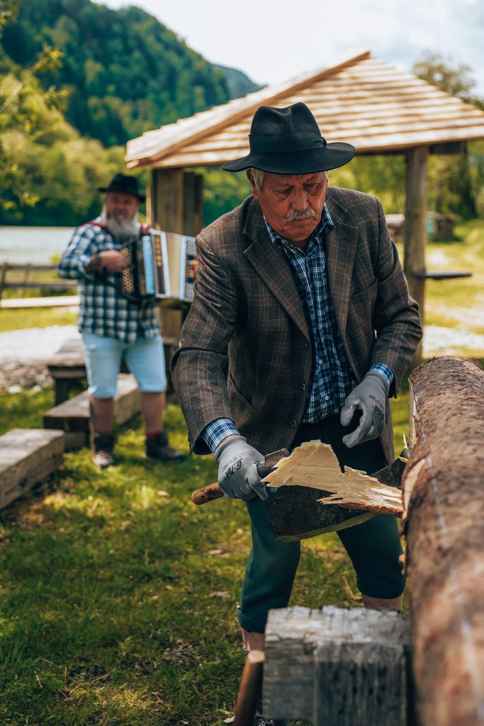 Uitleg over de houtbewerking van Timber Rafting