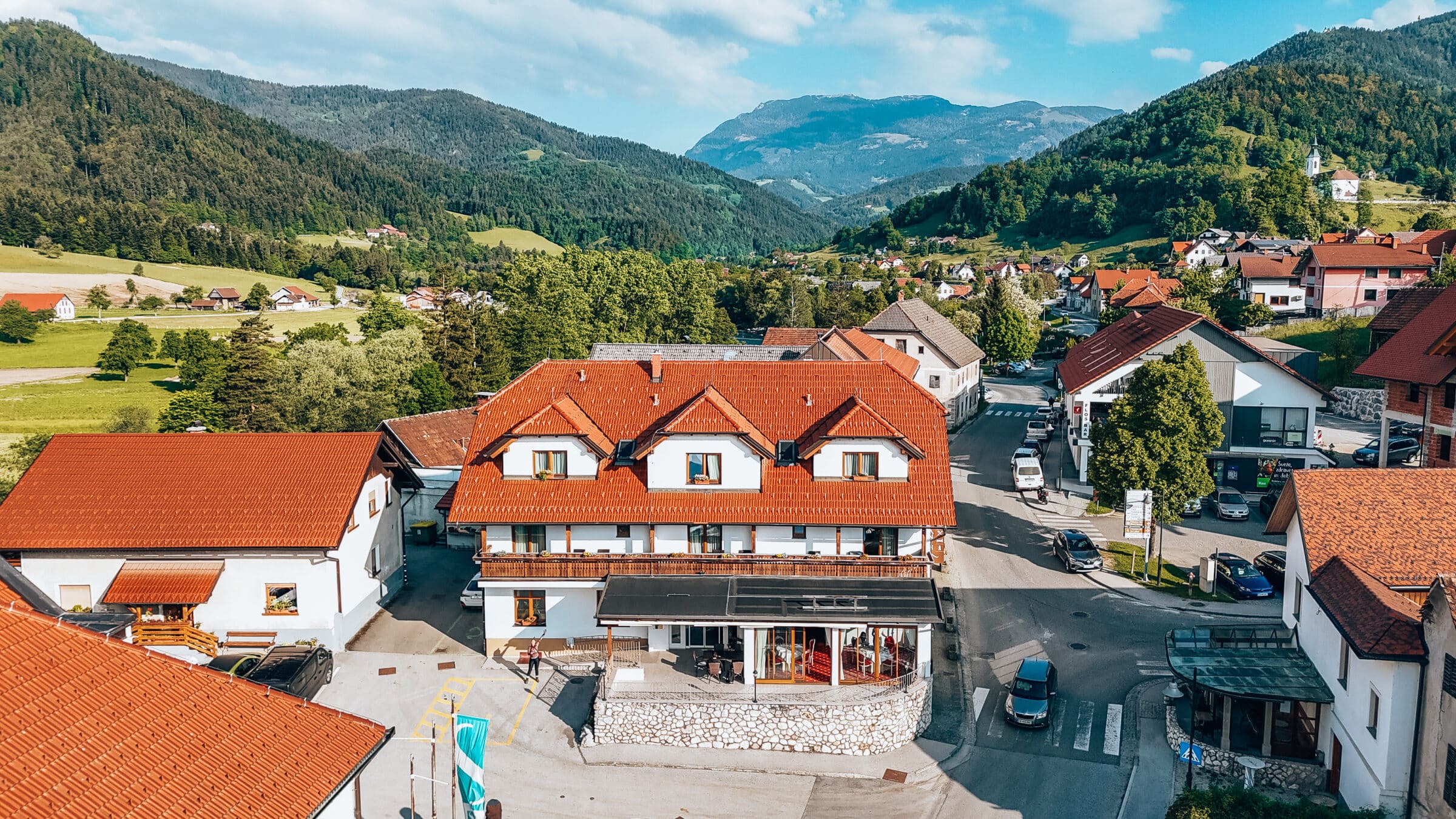 Slovenië | Bovenaanzicht van Hotel Planinka