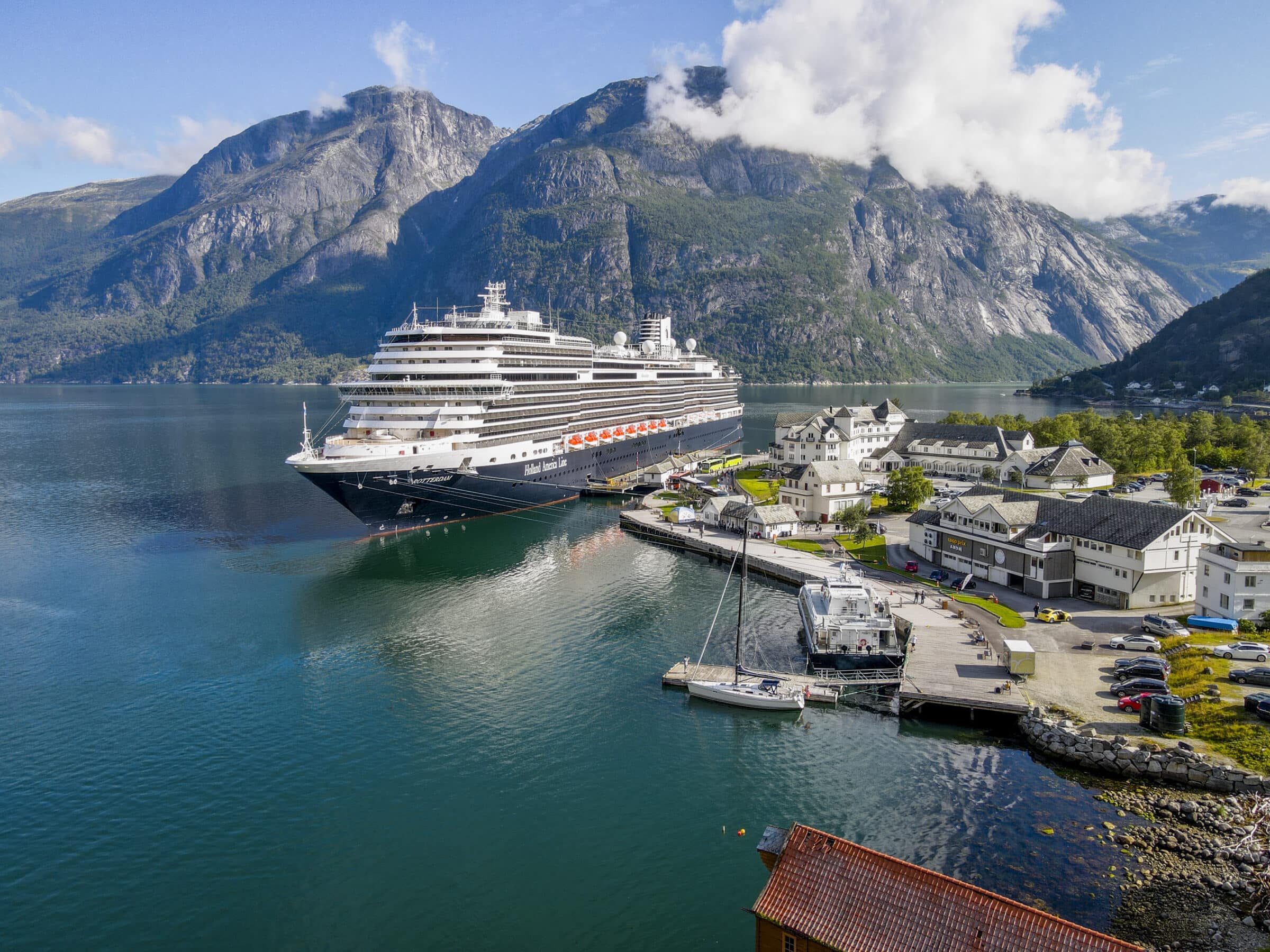 Schip Rotterdam in Eidfjord, Noorwegen