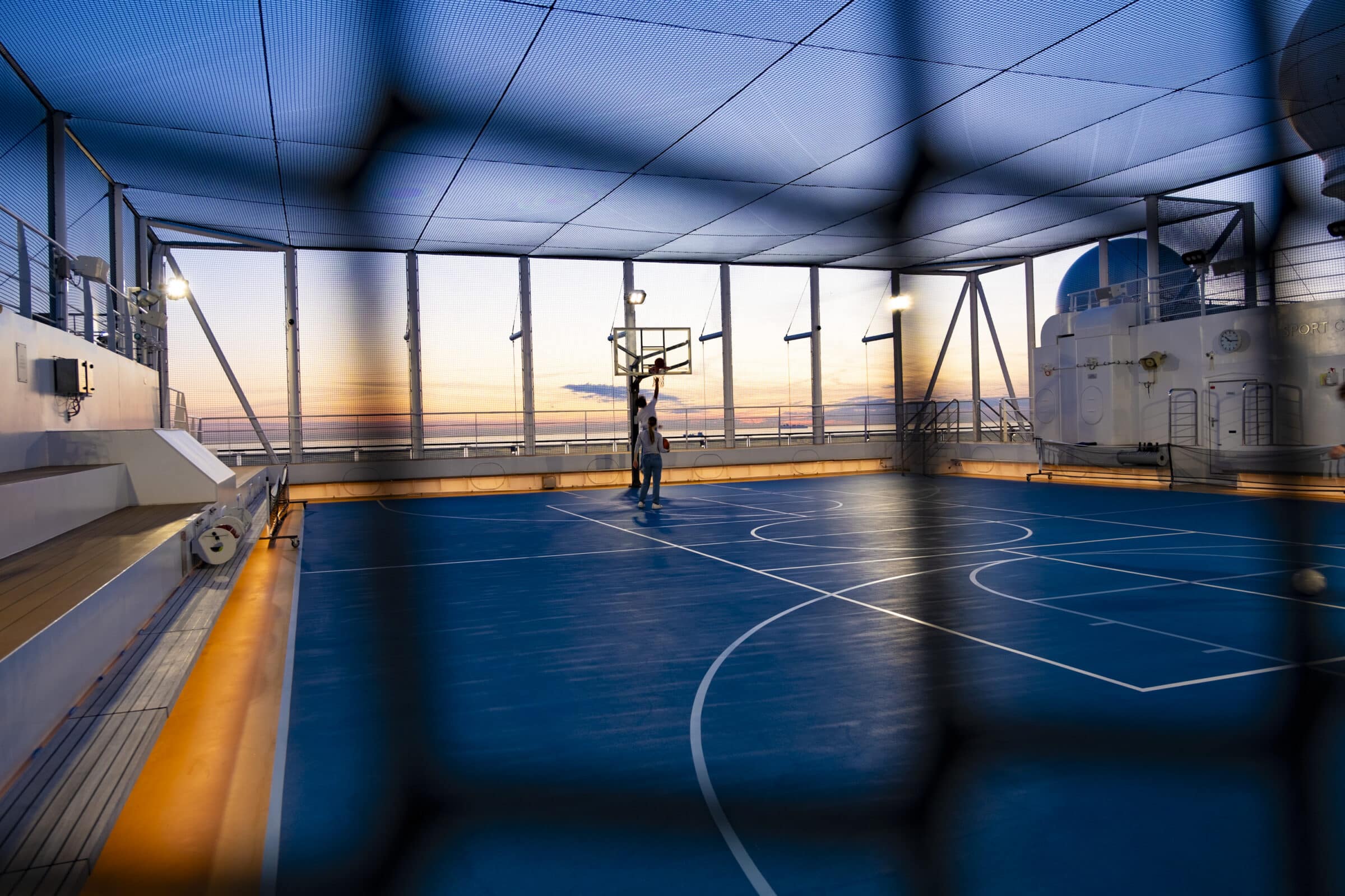 Basketbal en tennisveld op Schip Rotterdam