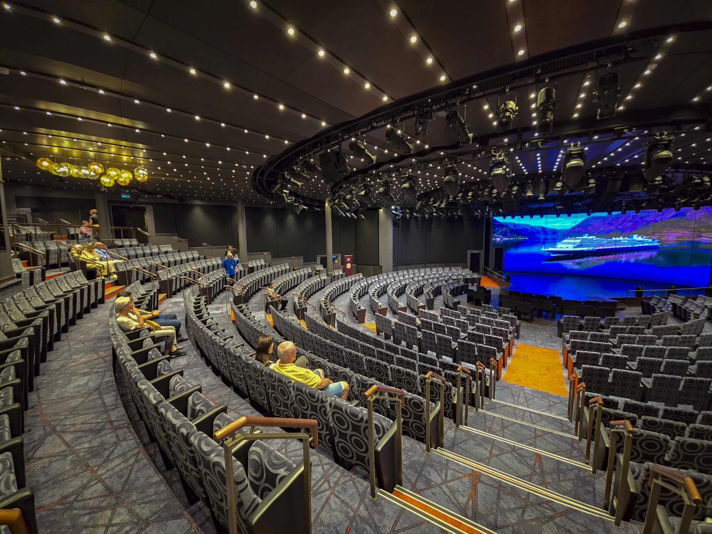 De linkerkant van de World Stage op Schip Rotterdam