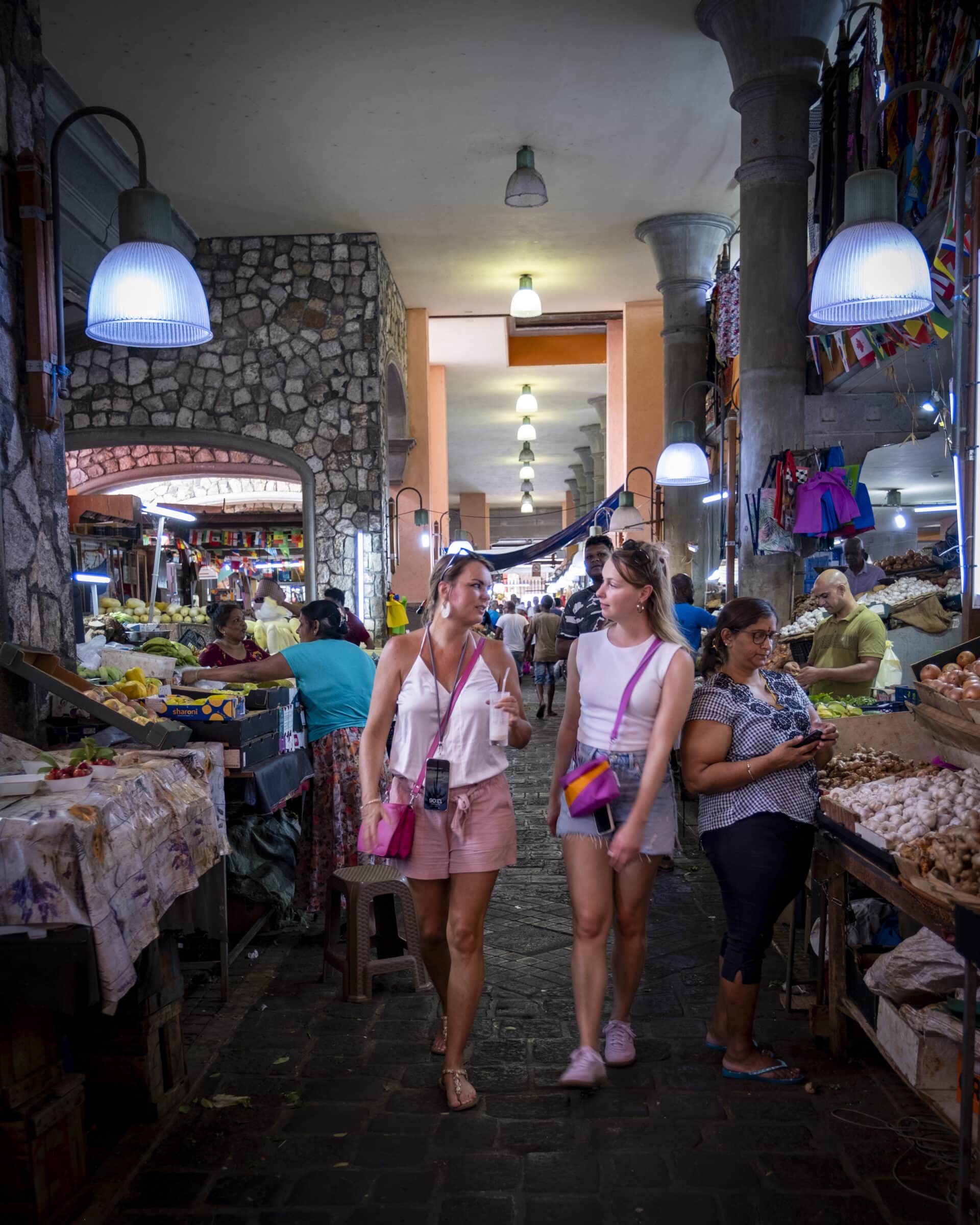 Central Market in Port Louis | @authenticchica links, @reneeengbersen rechts