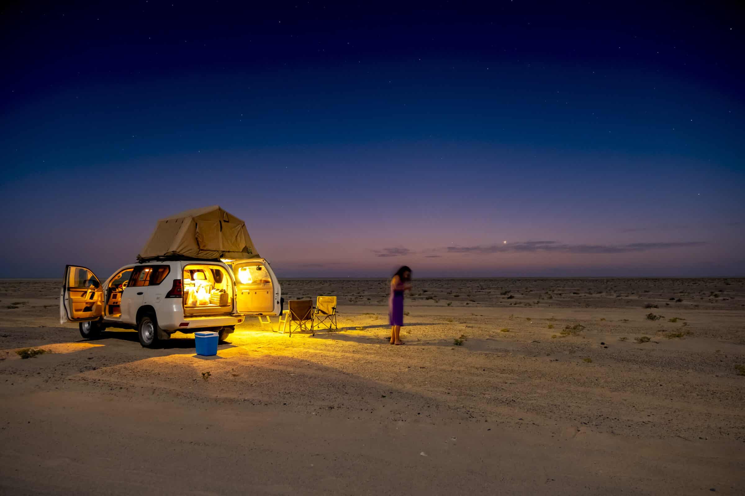 Een lekke band midden in de woestijn dwong ons om te blijven. De krikte zakte steeds weg in het zand, en dus moesten we een andere oplossing zoeken.