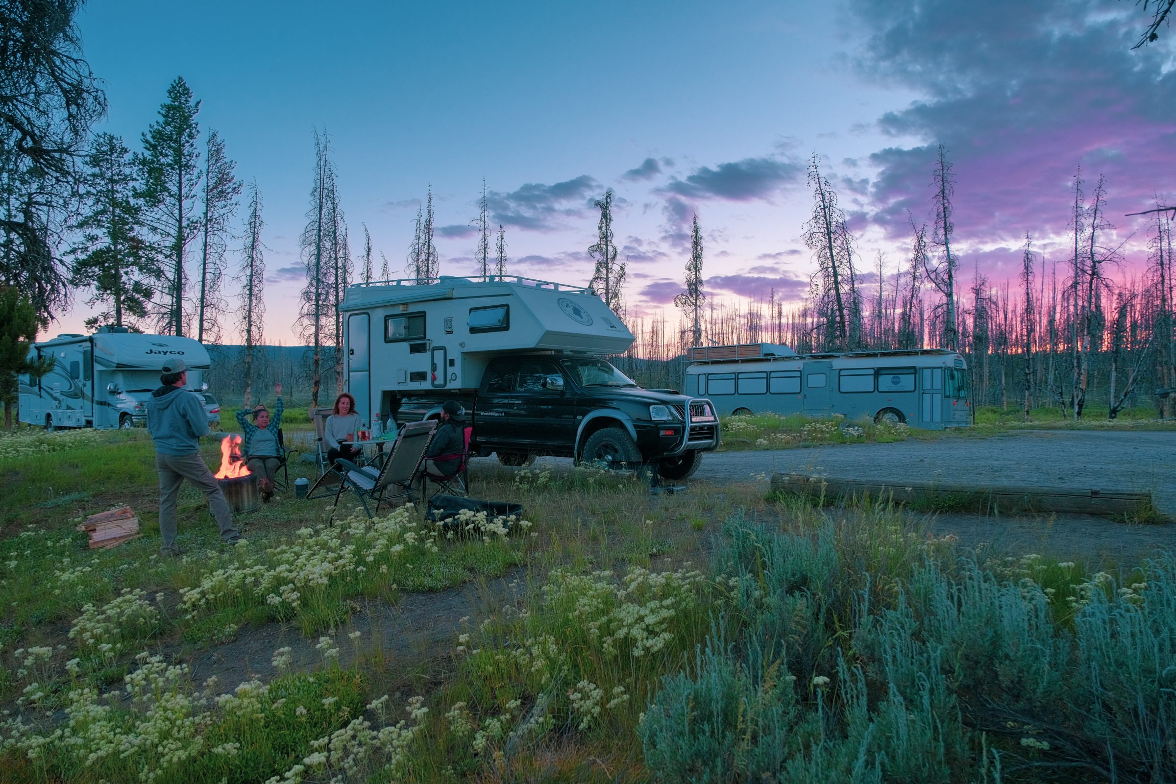 Ognisko podczas dzikiego biwakowania w pobliżu Yellowstone | Szeroko poruszano temat broni