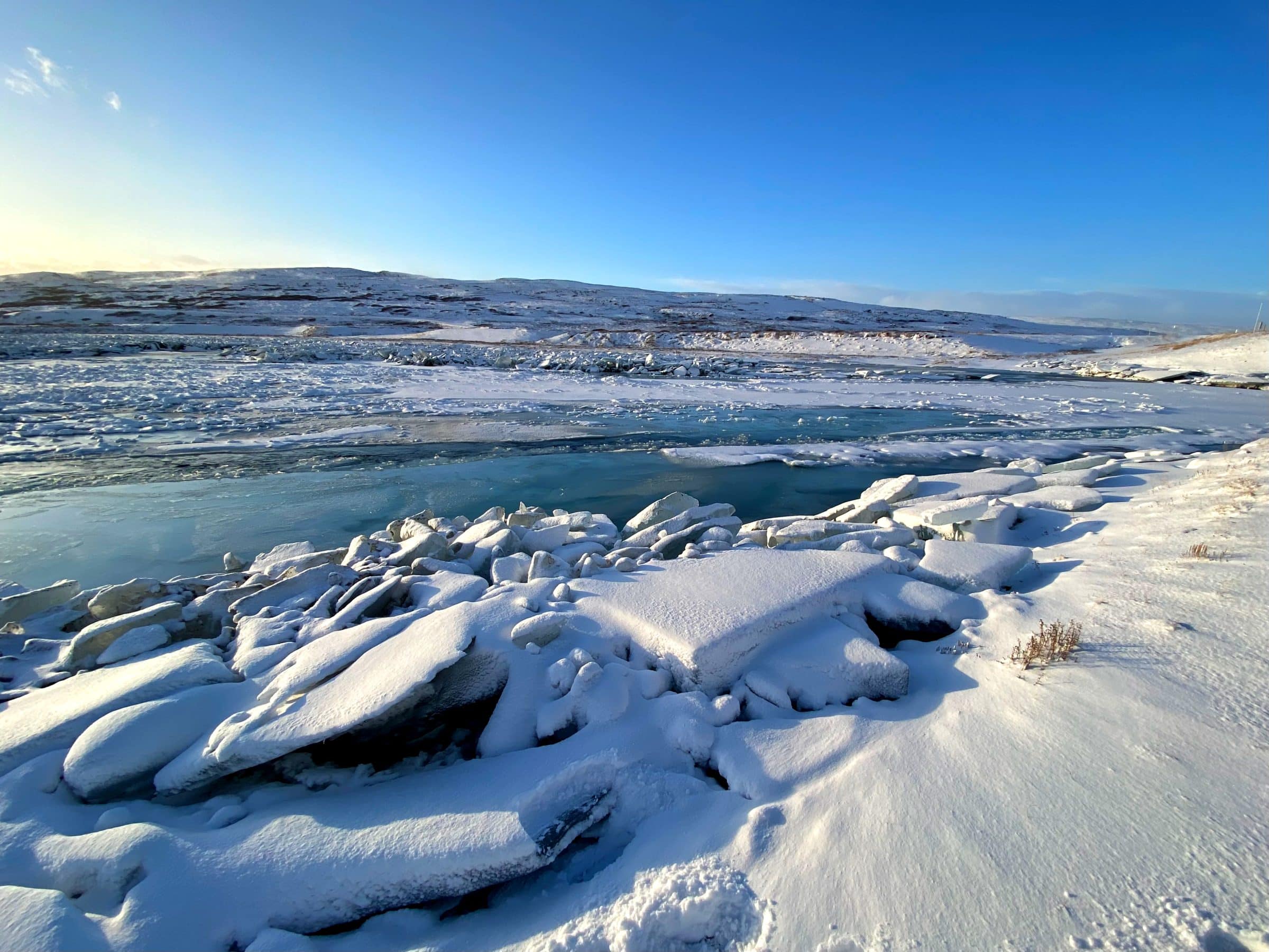 De ongerepte natuur tussen de vele fjorden is om je vingers bij af te likken. Zelfs in de winter.